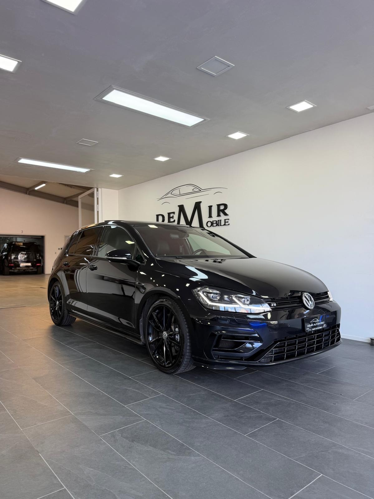 VW Golf 2.0 TSI R 4Motion DSG *Akrapovic / Panorama / Performance Paket / DynAudio / Rückfahrkamera*-image-2