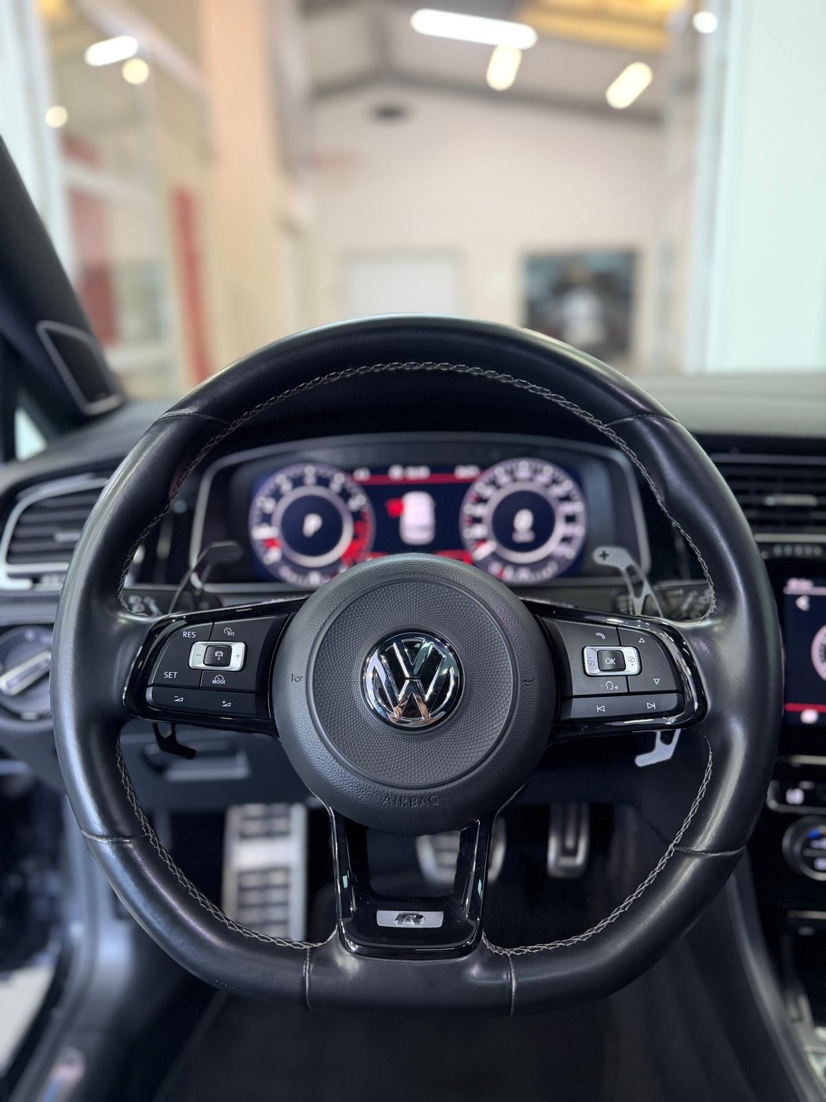 VW Golf 2.0 TSI R 4Motion DSG *Akrapovic / Panorama / Performance Paket / DynAudio / Rückfahrkamera*-image-11