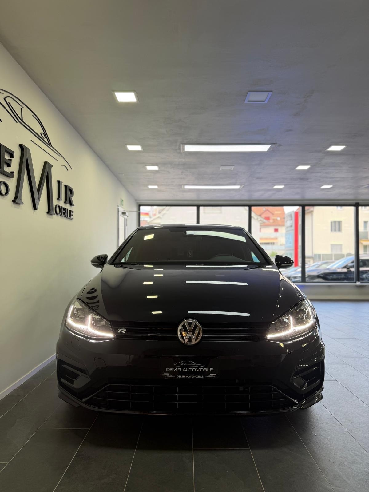 VW Golf 2.0 TSI R 4Motion DSG *Akrapovic / Panorama / Performance Paket / DynAudio / Rückfahrkamera*-image-1