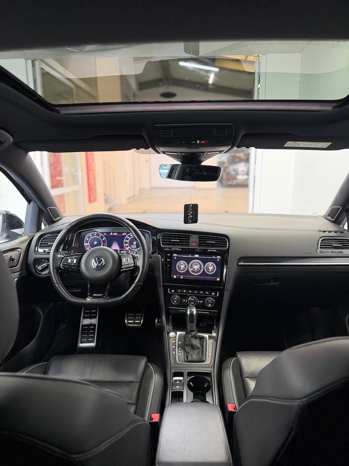 VW Golf 2.0 TSI R 4Motion DSG *Akrapovic / Panorama / Performance Paket / DynAudio / Rückfahrkamera*-image-13
