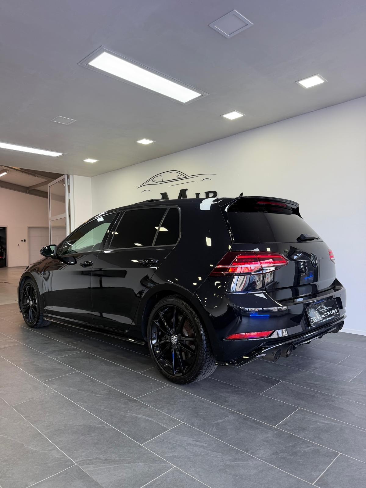 VW Golf 2.0 TSI R 4Motion DSG *Akrapovic / Panorama / Performance Paket / DynAudio / Rückfahrkamera*-image-5