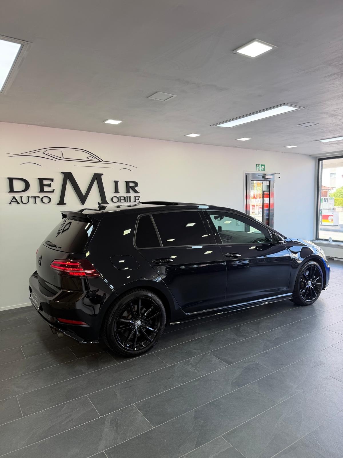VW Golf 2.0 TSI R 4Motion DSG *Akrapovic / Panorama / Performance Paket / DynAudio / Rückfahrkamera*-image-3