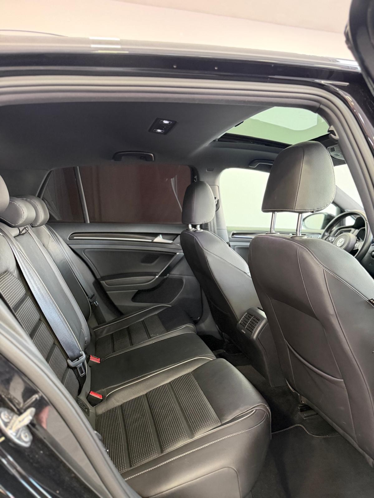 VW Golf 2.0 TSI R 4Motion DSG *Akrapovic / Panorama / Performance Paket / DynAudio / Rückfahrkamera*-image-9