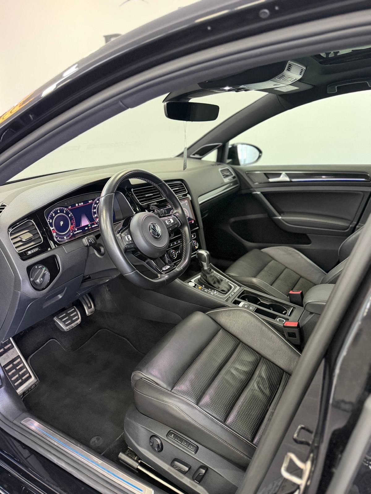 VW Golf 2.0 TSI R 4Motion DSG *Akrapovic / Panorama / Performance Paket / DynAudio / Rückfahrkamera*-image-6
