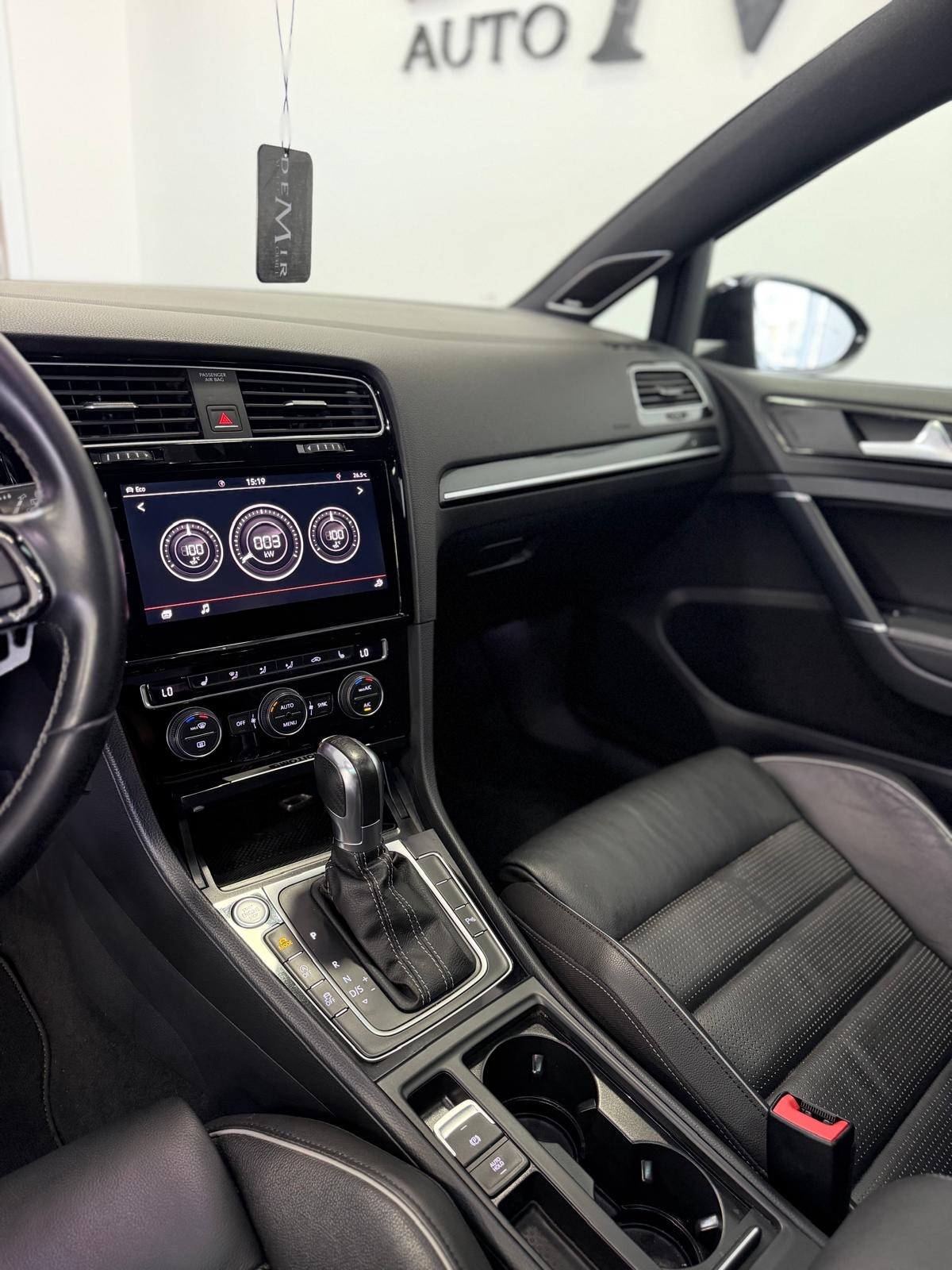 VW Golf 2.0 TSI R 4Motion DSG *Akrapovic / Panorama / Performance Paket / DynAudio / Rückfahrkamera*-image-12