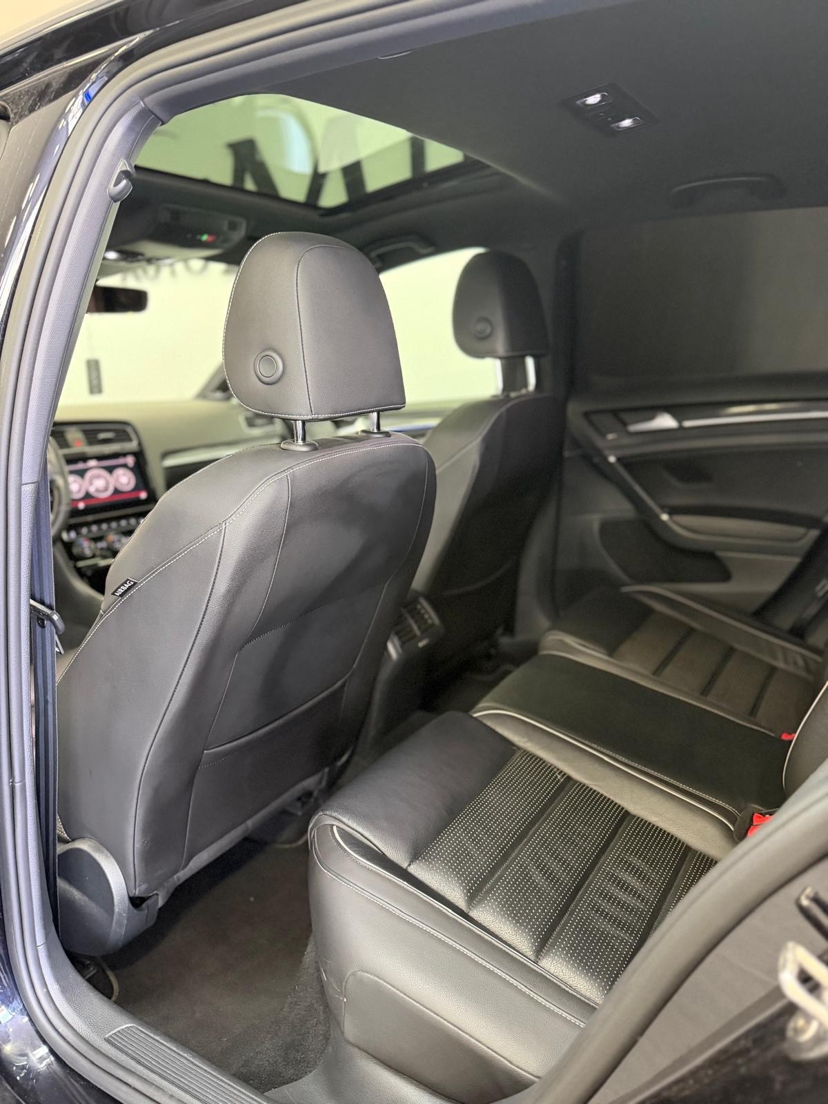 VW Golf 2.0 TSI R 4Motion DSG *Akrapovic / Panorama / Performance Paket / DynAudio / Rückfahrkamera*-image-8
