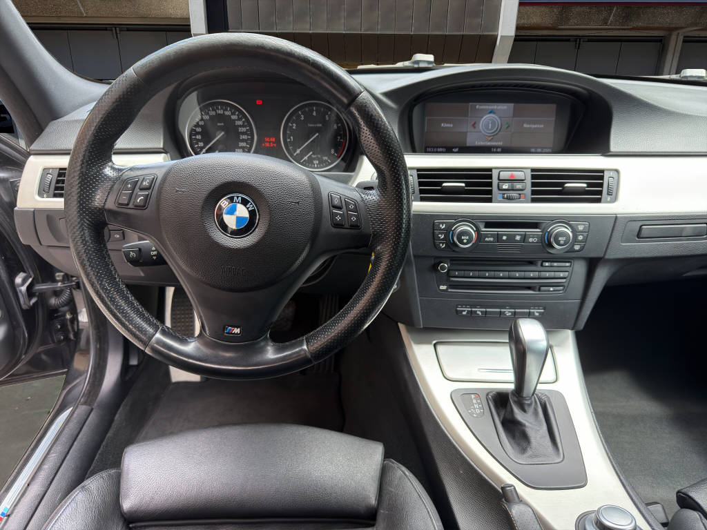 BMW 335i xDrive Touring-image-13