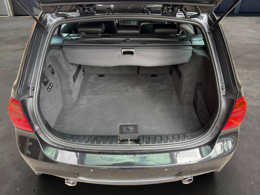 BMW 335i xDrive Touring-image-17