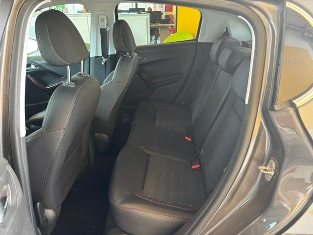 PEUGEOT 208 1.5 BlueHDi GT Line-image-11