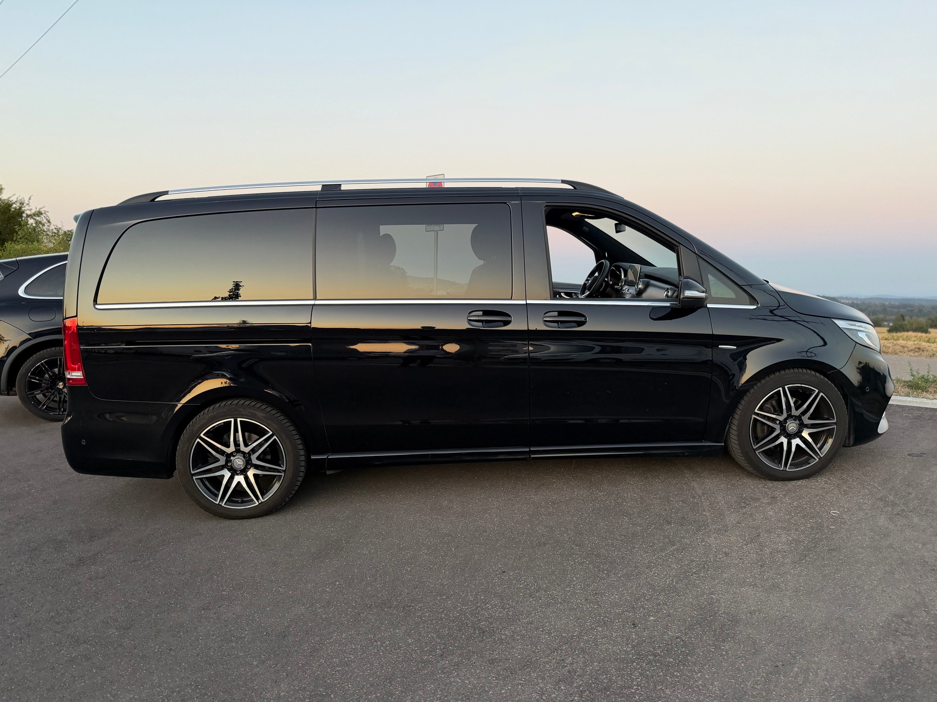 MERCEDES-BENZ Carbon Paket**Panorama**VIP 6 Sitze**Allrad**elektrische Türen**-image-1