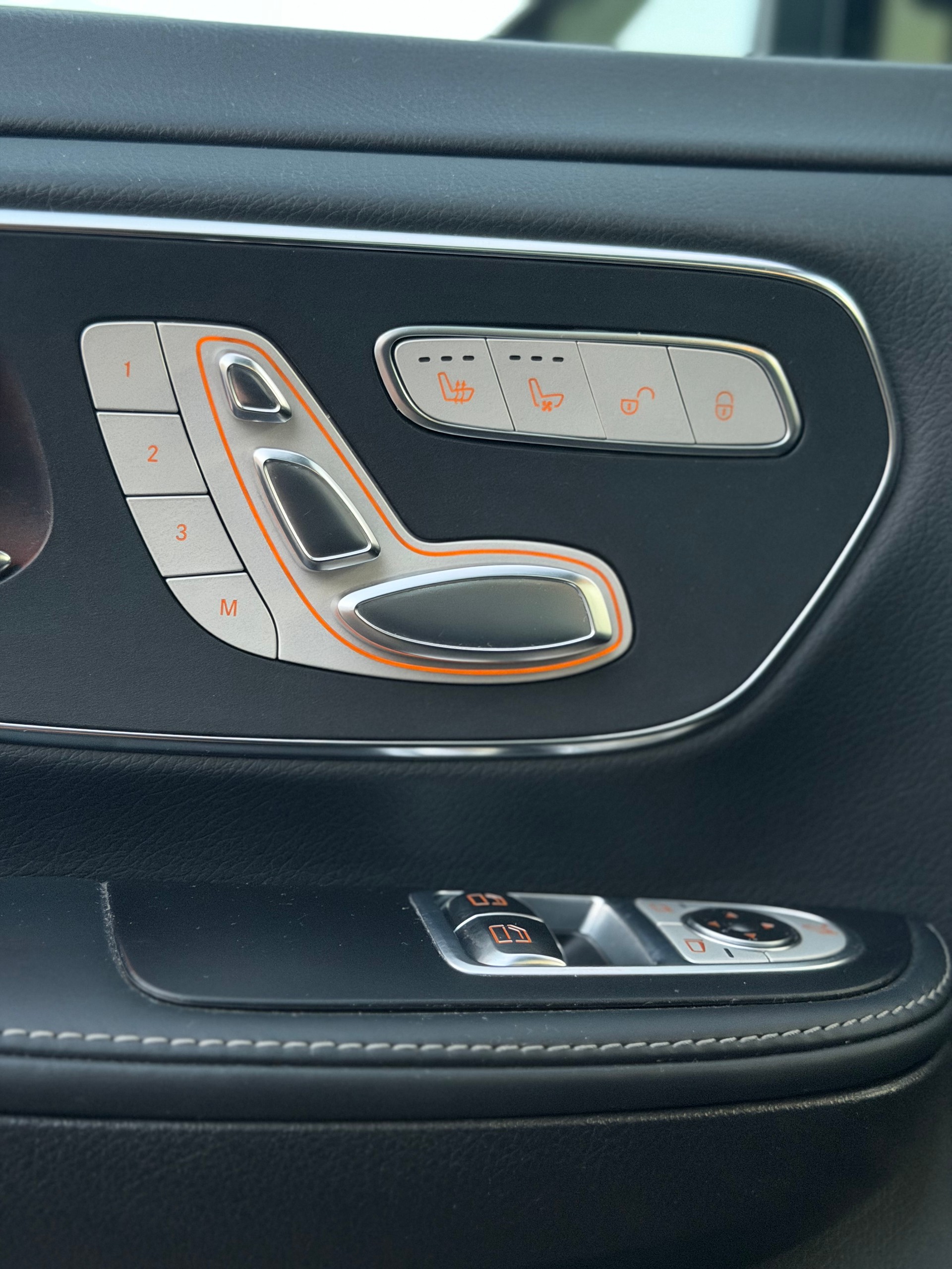 MERCEDES-BENZ Carbon Paket**Panorama**VIP 6 Sitze**Allrad**elektrische Türen**-image-6