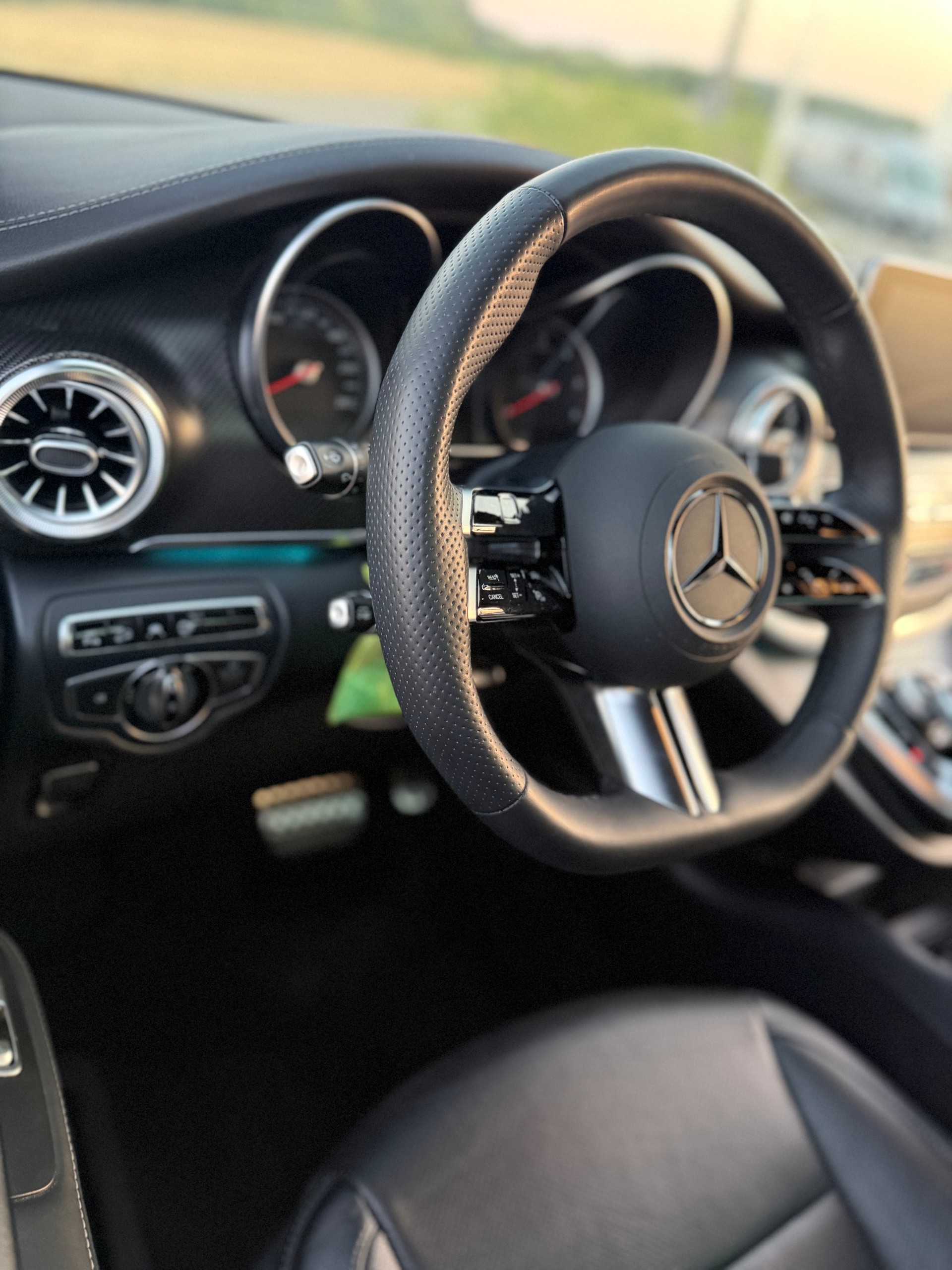 MERCEDES-BENZ Carbon Paket**Panorama**VIP 6 Sitze**Allrad**elektrische Türen**-image-4