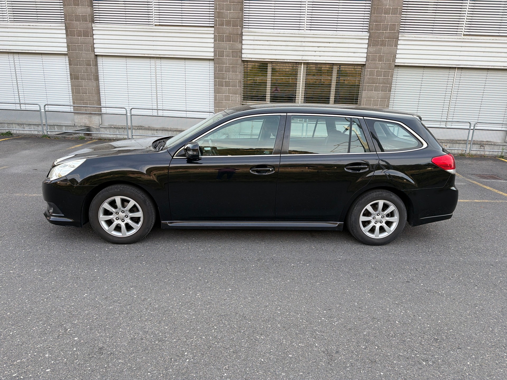 SUBARU Legacy 2.0i Swiss AWD Lineartronic-image-1