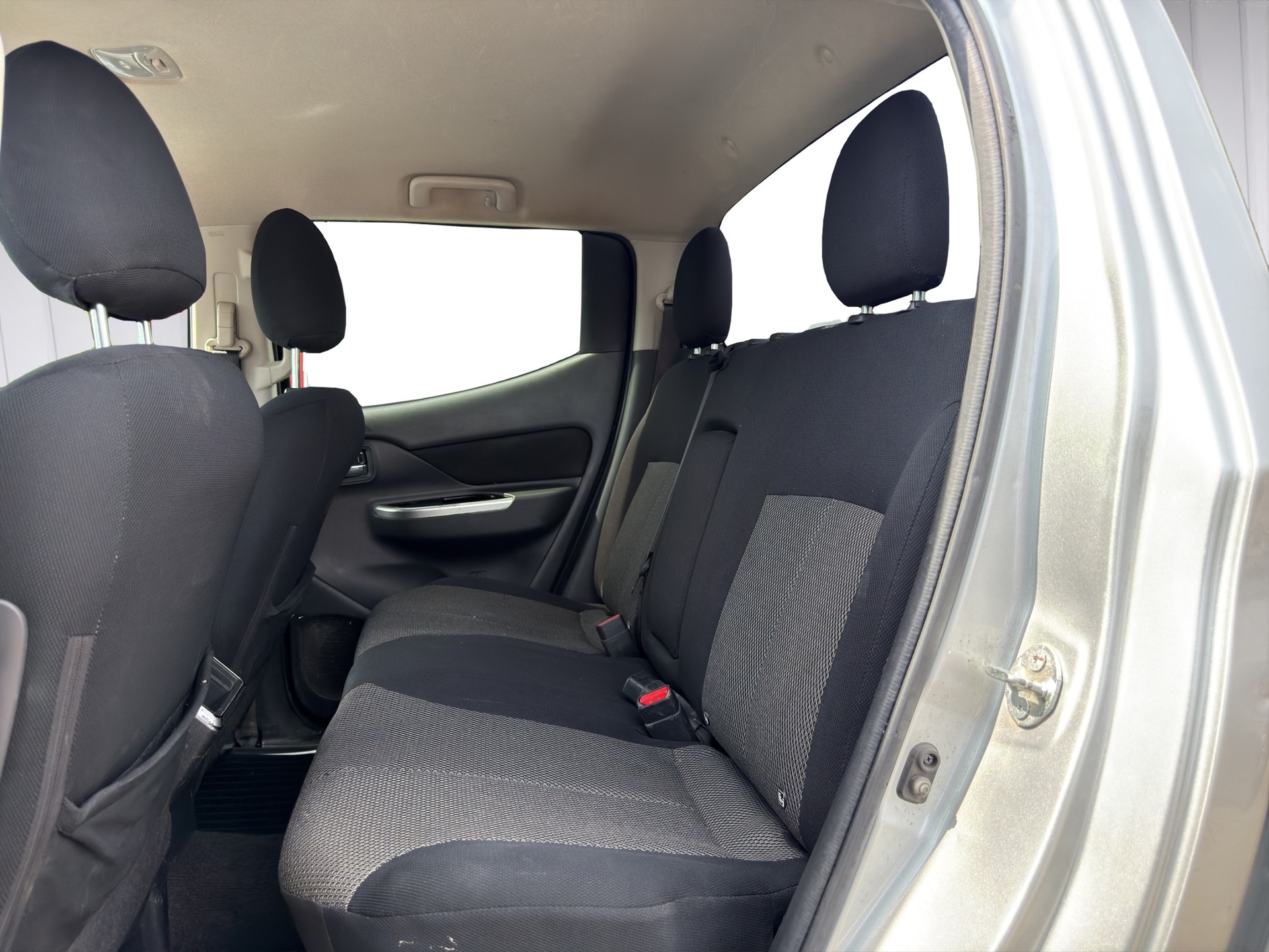 MITSUBISHI L 200 2.2 Diamond Double Cab Automat-image-10