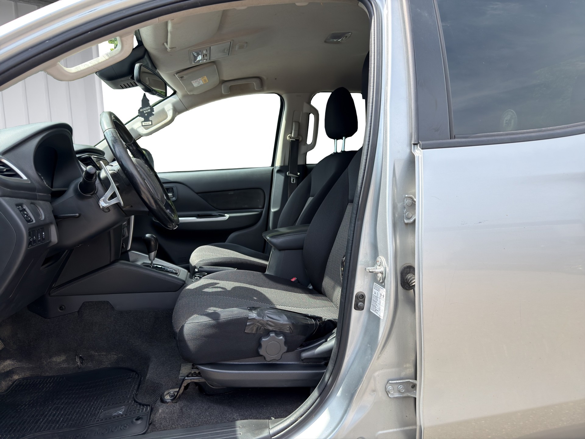 MITSUBISHI L 200 2.2 Diamond Double Cab Automat-image-9