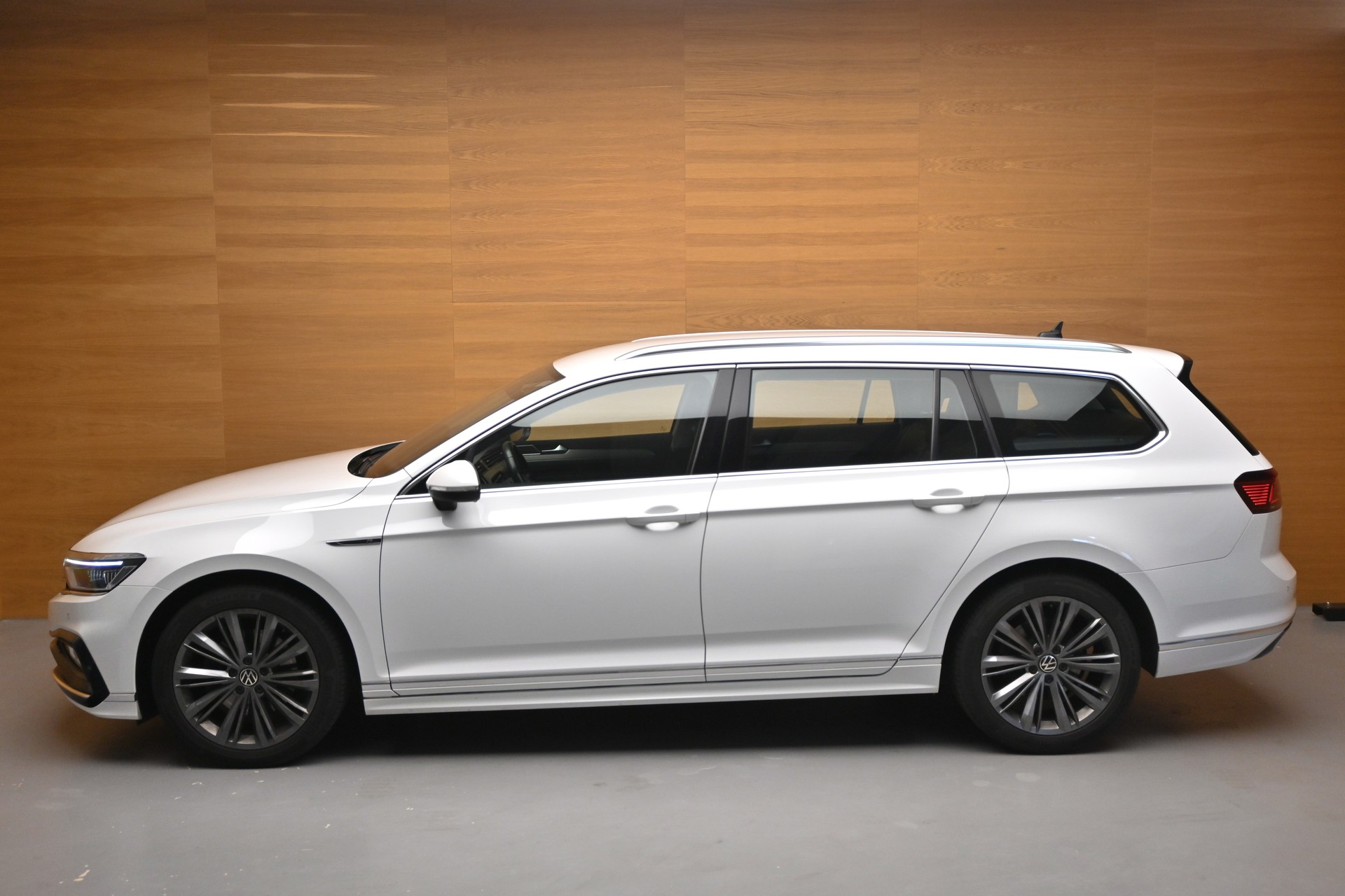 VW Passat 2.0 TDI BMT R-Line 4Motion DSG-image-3