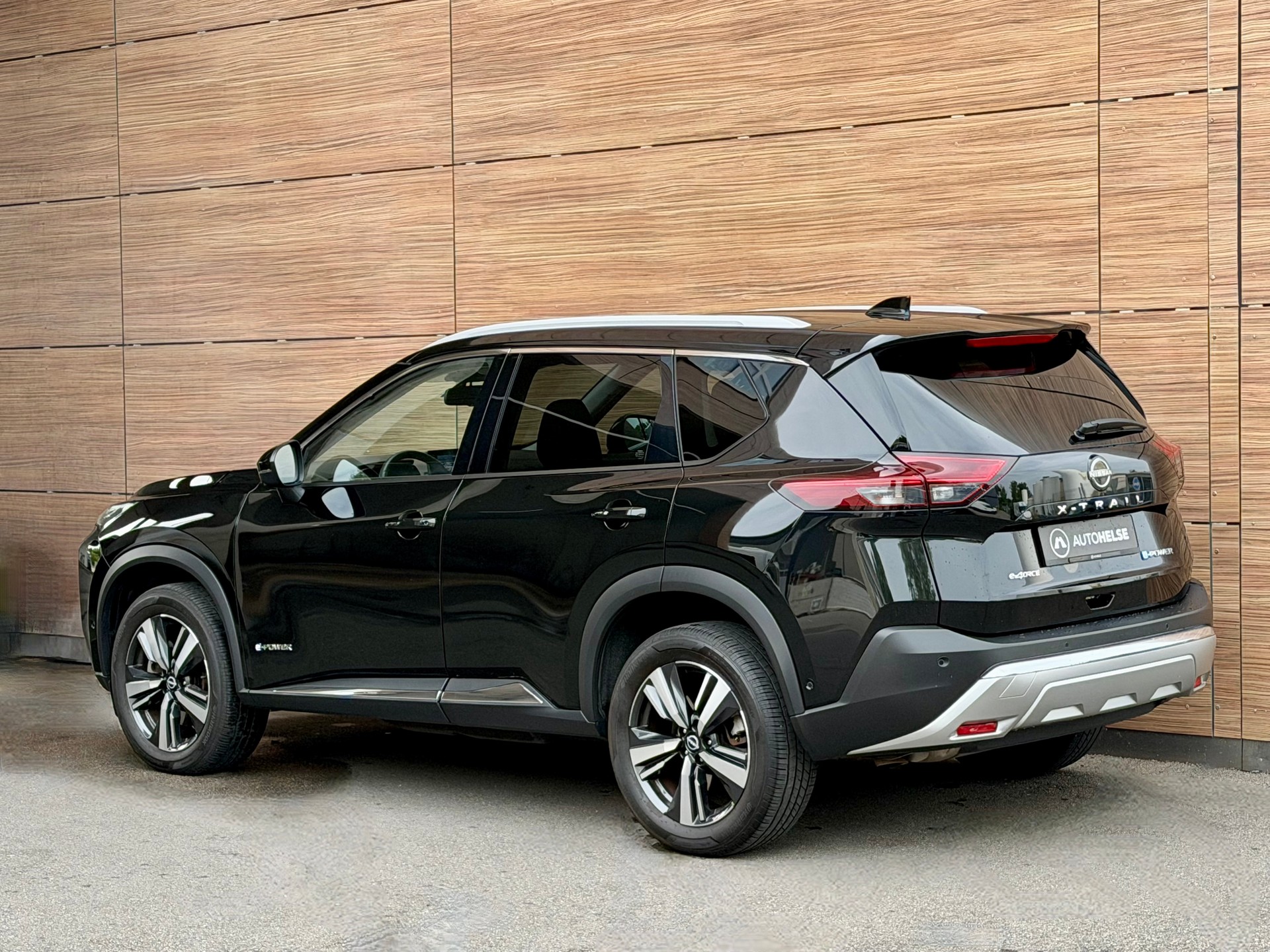 NISSAN X-Trail 1.5 VC-T e-Power 4WD 7 Sitze Tekna - 8-fach Alu - CH Fahrzeug aus 1. Hand -.-image-4