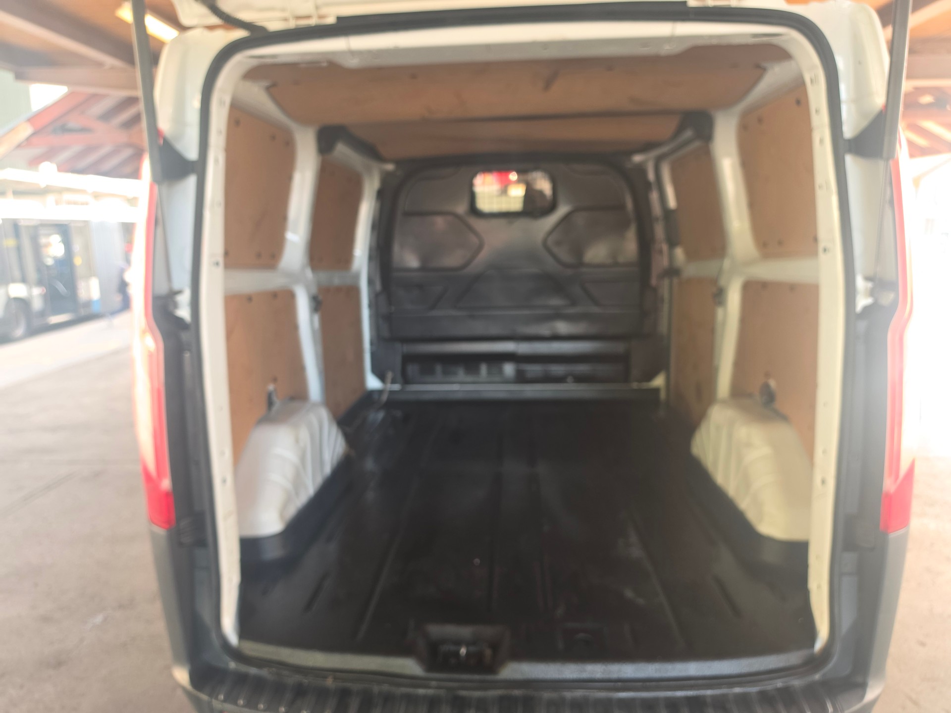 FORD Transit Custom Van 250 L1H1 Level 3-image-8