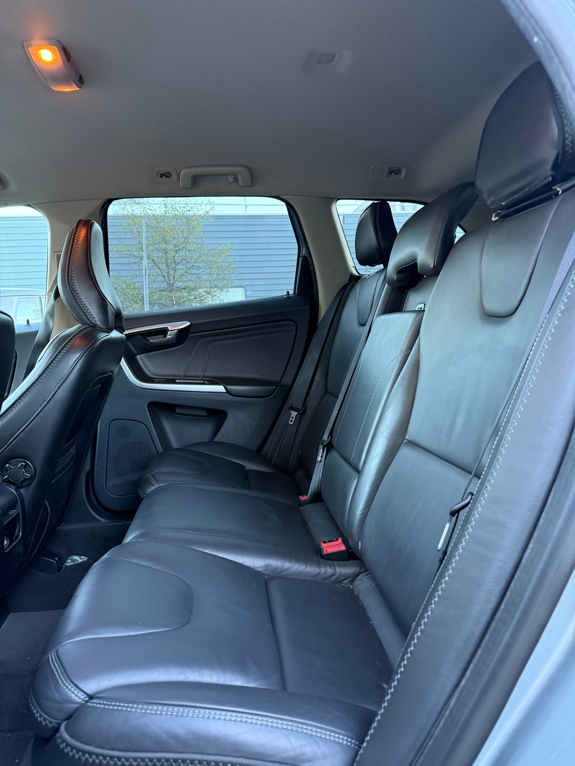 VOLVO XC60 D5 AWD OceanRace Geartronic-image-6