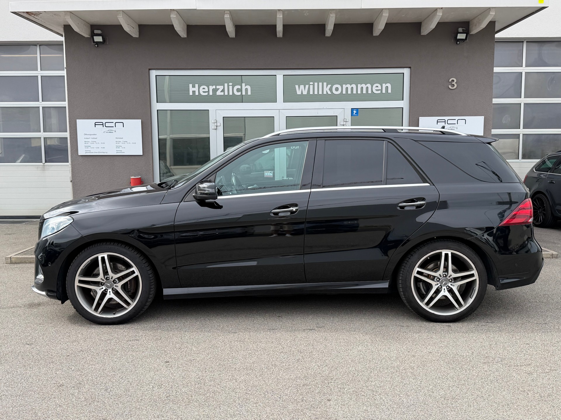 MERCEDES-BENZ GLE 500 e 4Matic 7G-Tronic-showroom-element-3