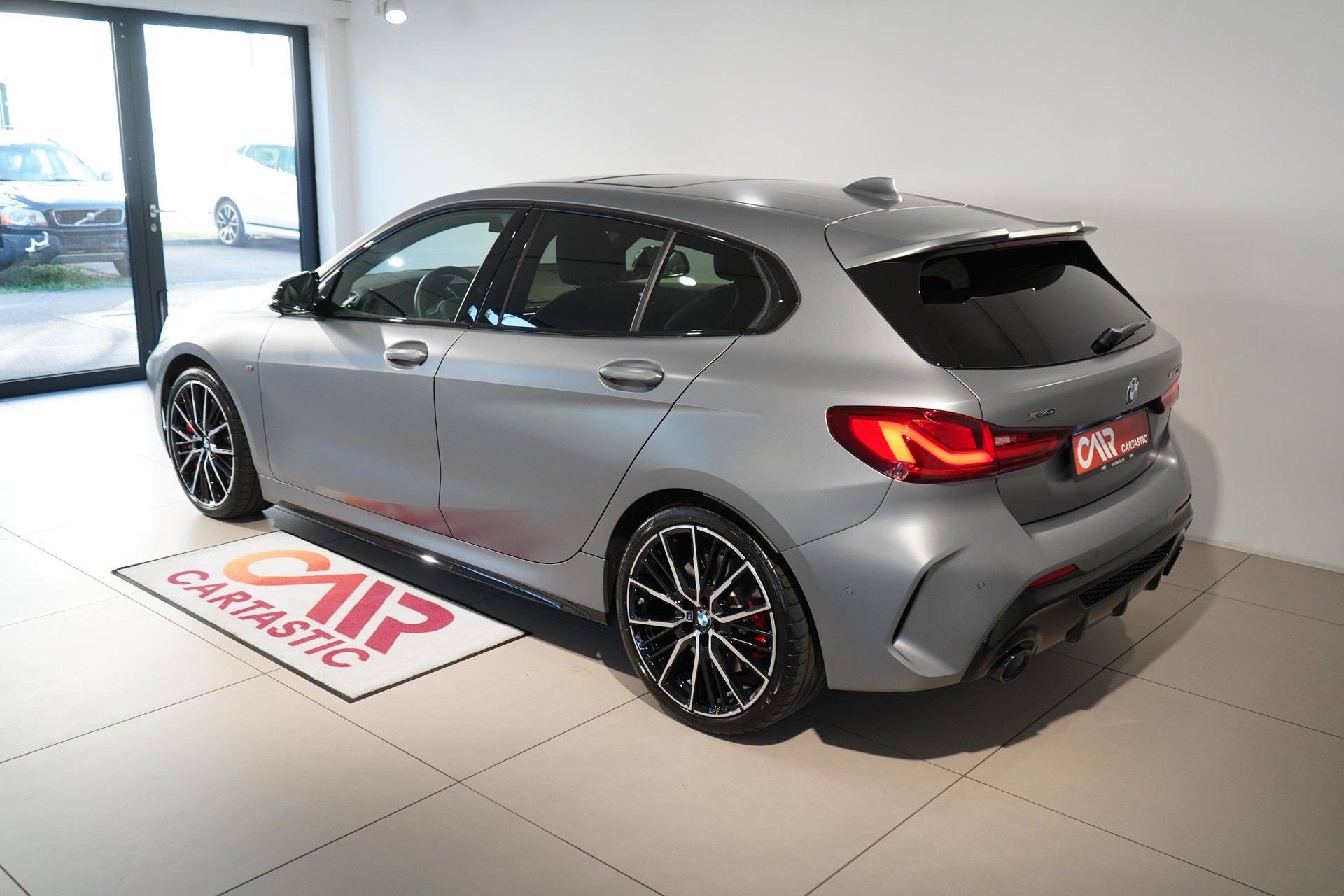 BMW 1er Reihe F40 M135i xDrive-showroom-element-2