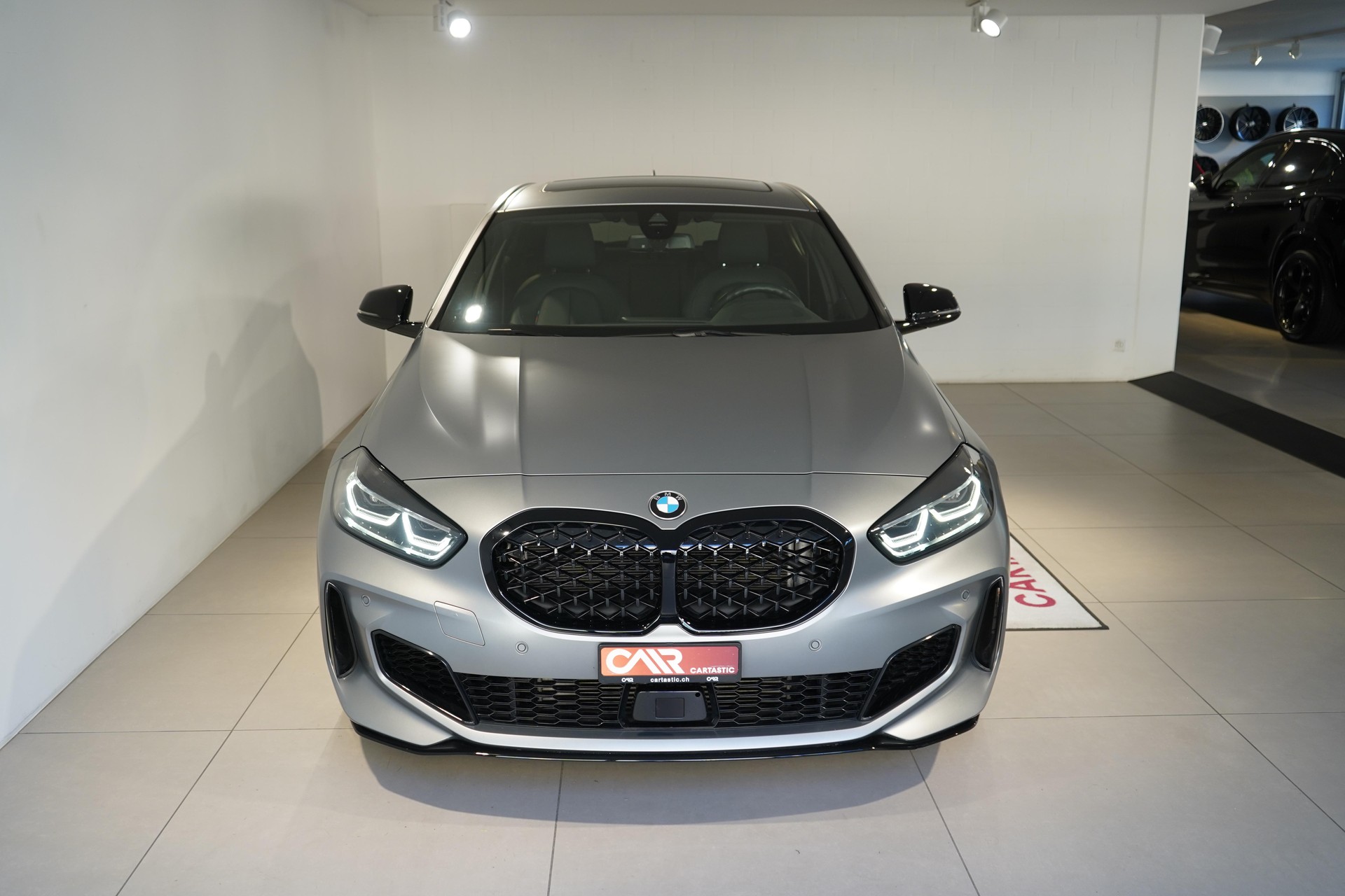 BMW 1er Reihe F40 M135i xDrive-showroom-element-1