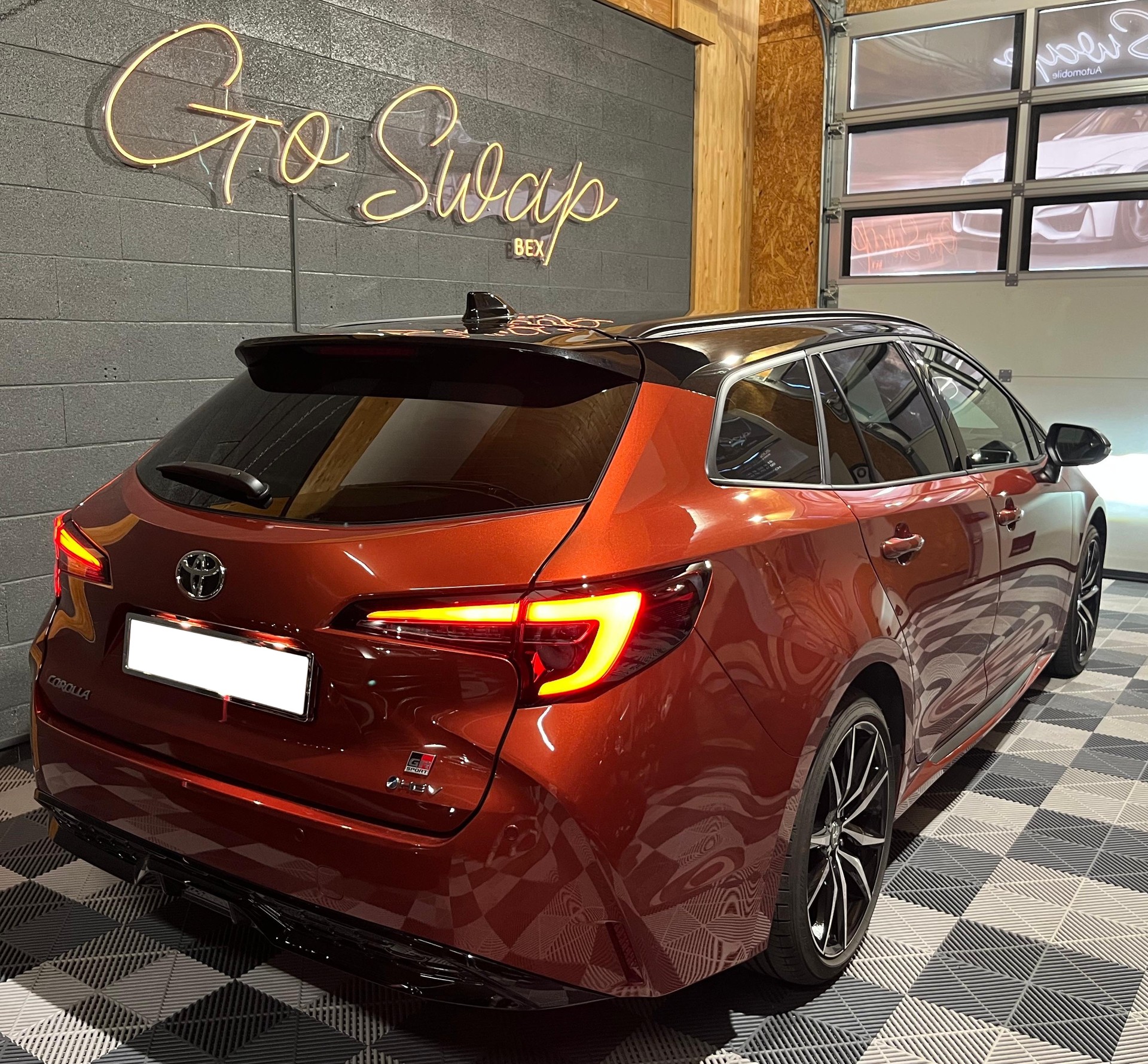 TOYOTA Corolla Touring Sports 2.0 HSD GR Sport e-CVT-image-2