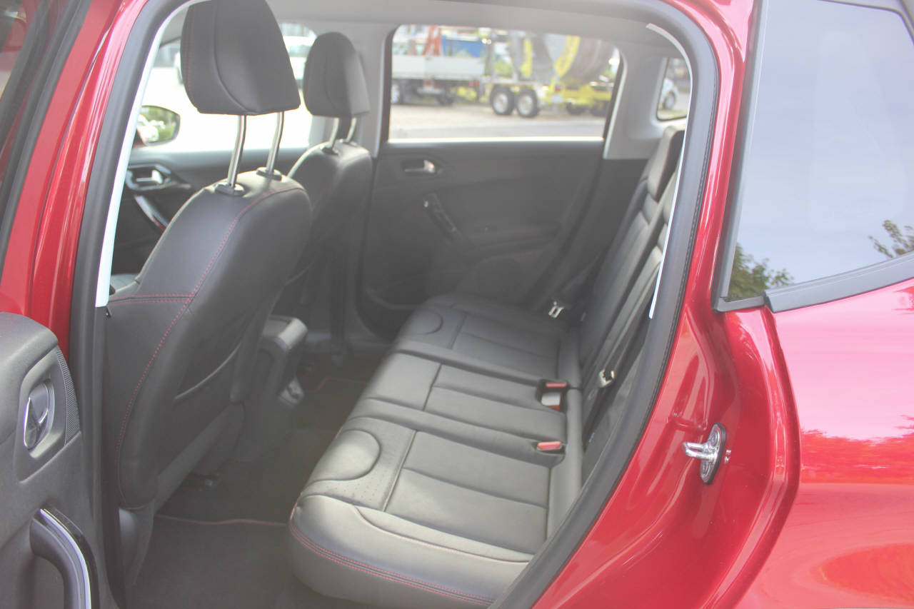 PEUGEOT 2008 1.2 PureTech 110 GT Line S/S-image-6