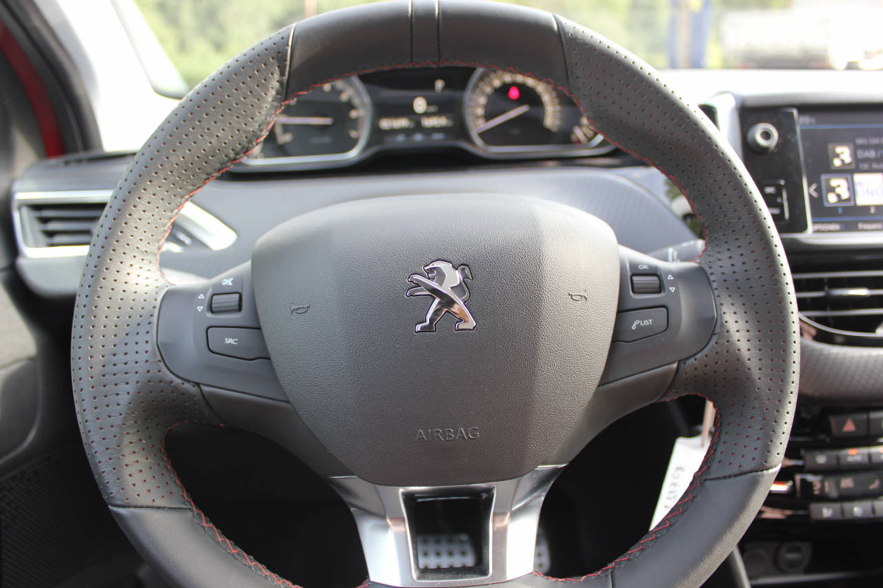 PEUGEOT 2008 1.2 PureTech 110 GT Line S/S-image-9