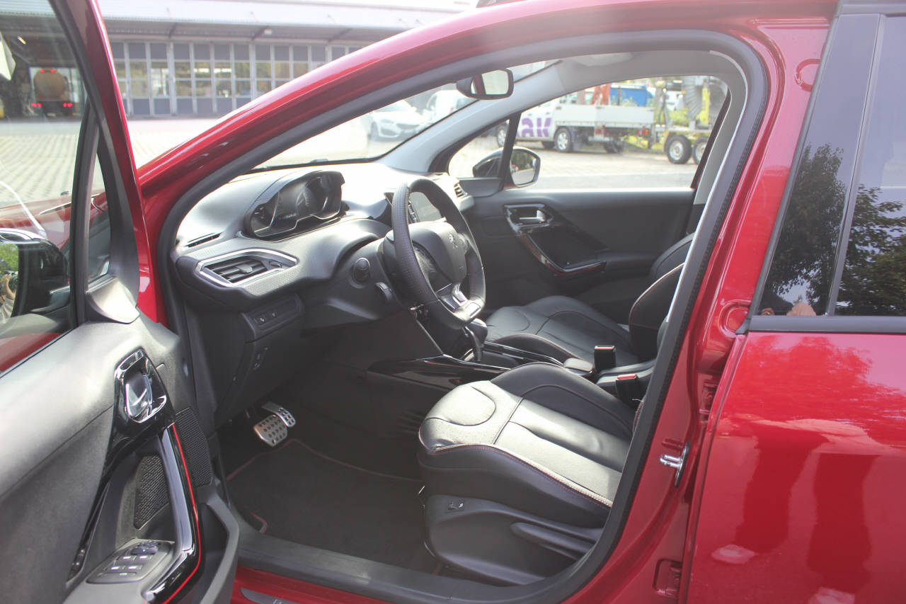 PEUGEOT 2008 1.2 PureTech 110 GT Line S/S-image-5