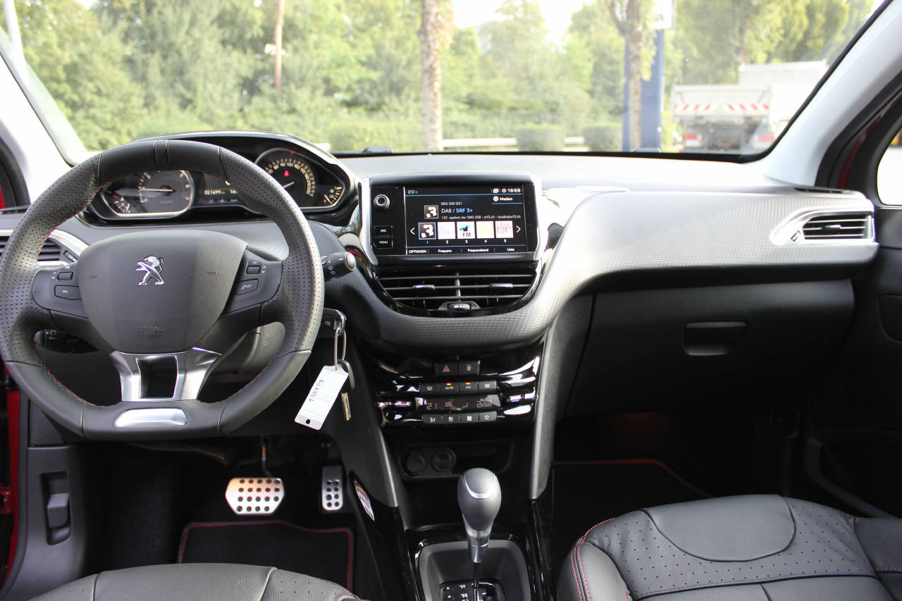 PEUGEOT 2008 1.2 PureTech 110 GT Line S/S-image-7