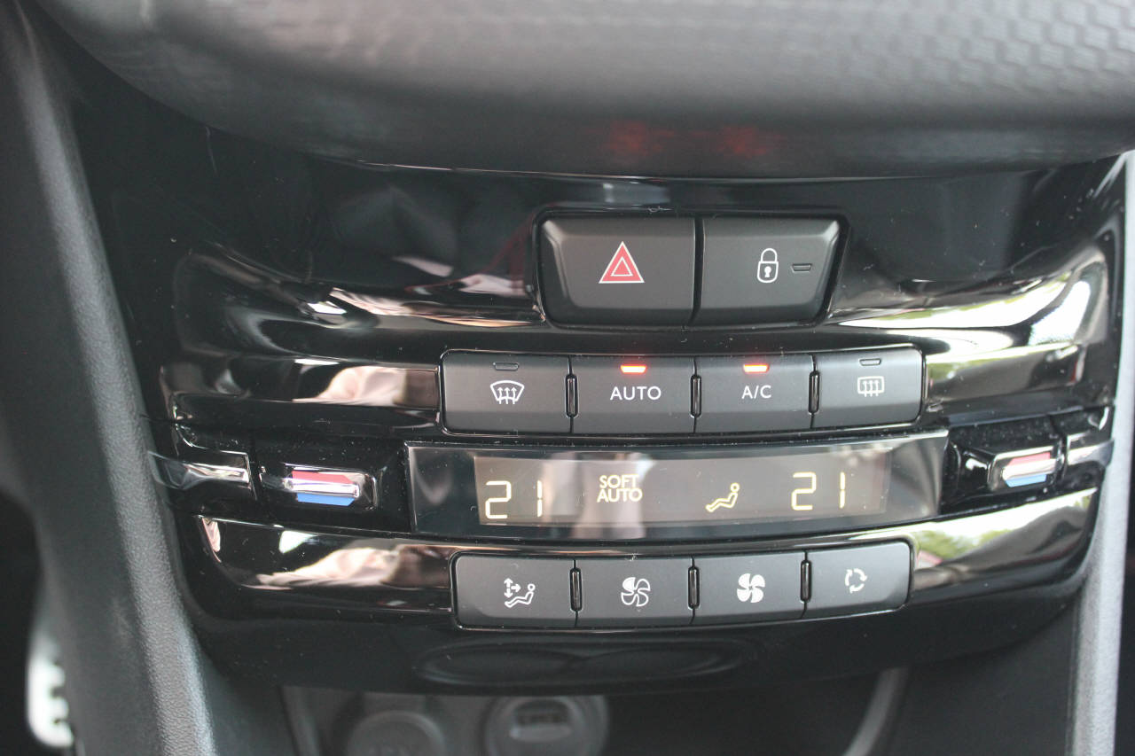 PEUGEOT 2008 1.2 PureTech 110 GT Line S/S-image-11