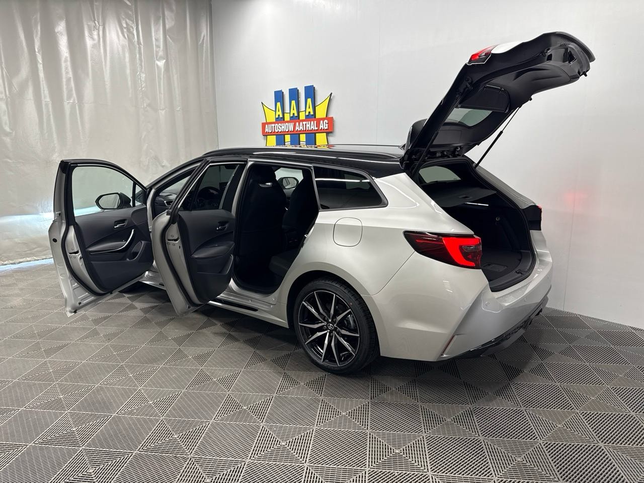 TOYOTA Corolla Touring Sports 2.0 HSD GR Sport e-CVT-image-12