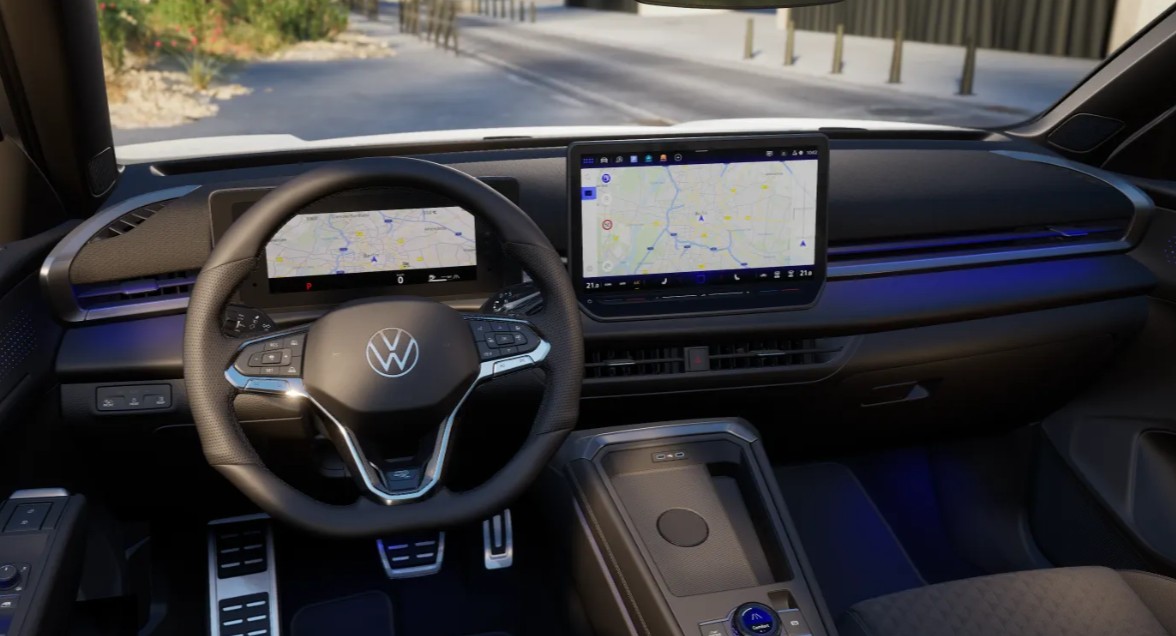 VW T-Roc 2.0 eTSI mHEV R-Line DSG 4Motion-image-2