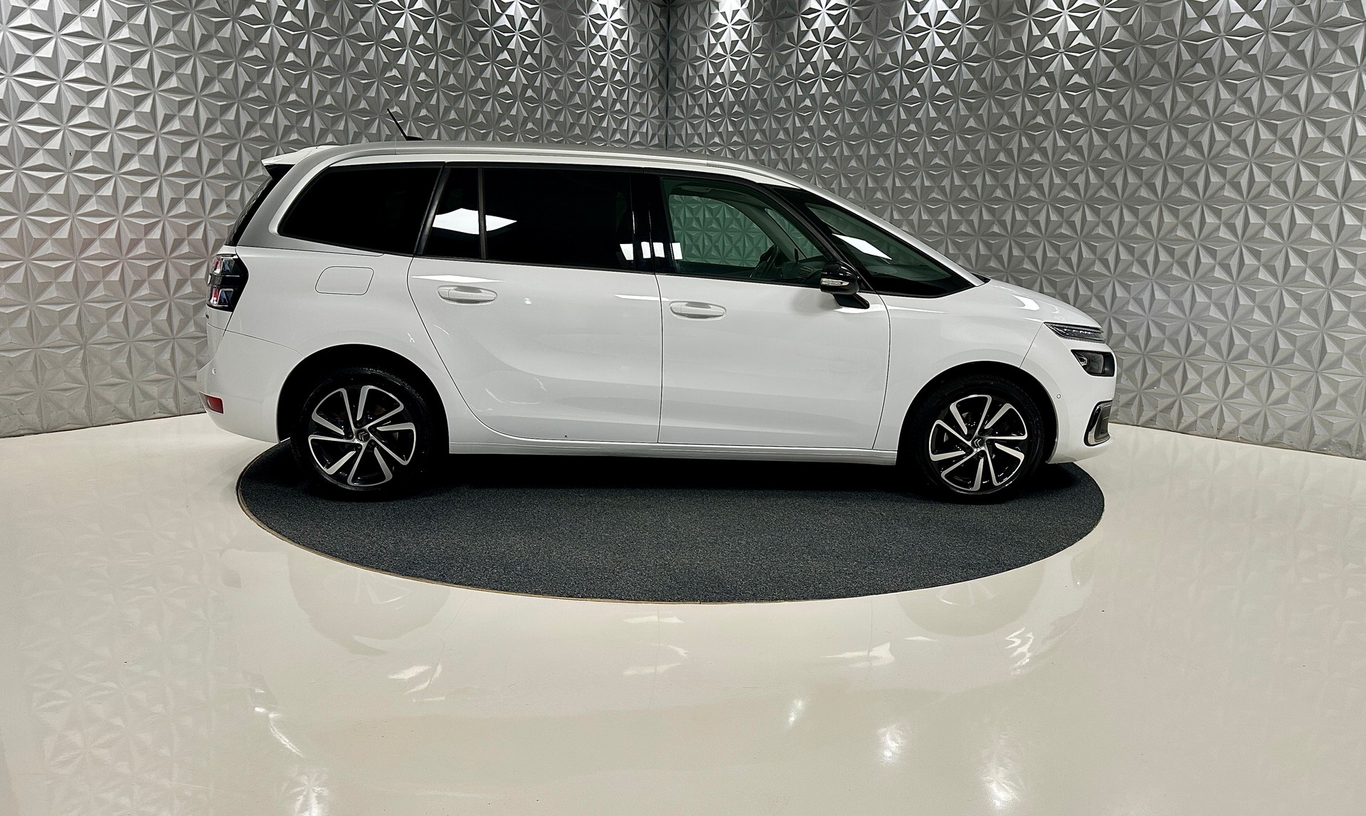 CITROEN Grand C4 Spacetourer 1.5 **7-PLÄTZER** BlueHDi Shine EAT8-image-3