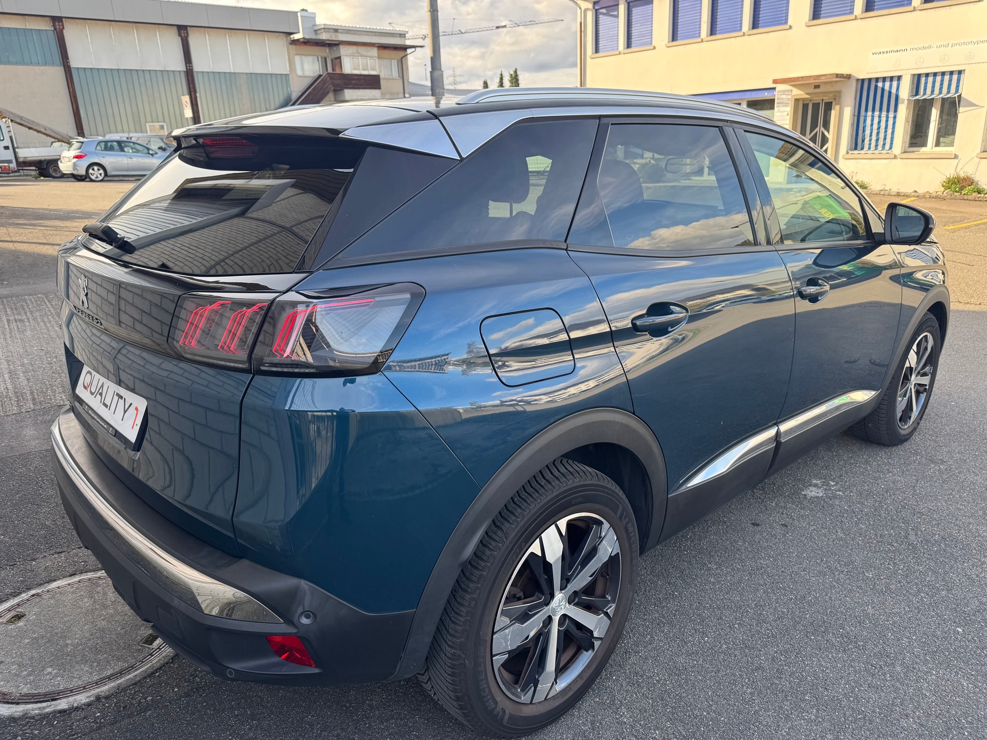 PEUGEOT 3008 1.2 PureTech Road Trip EAT8-image-4