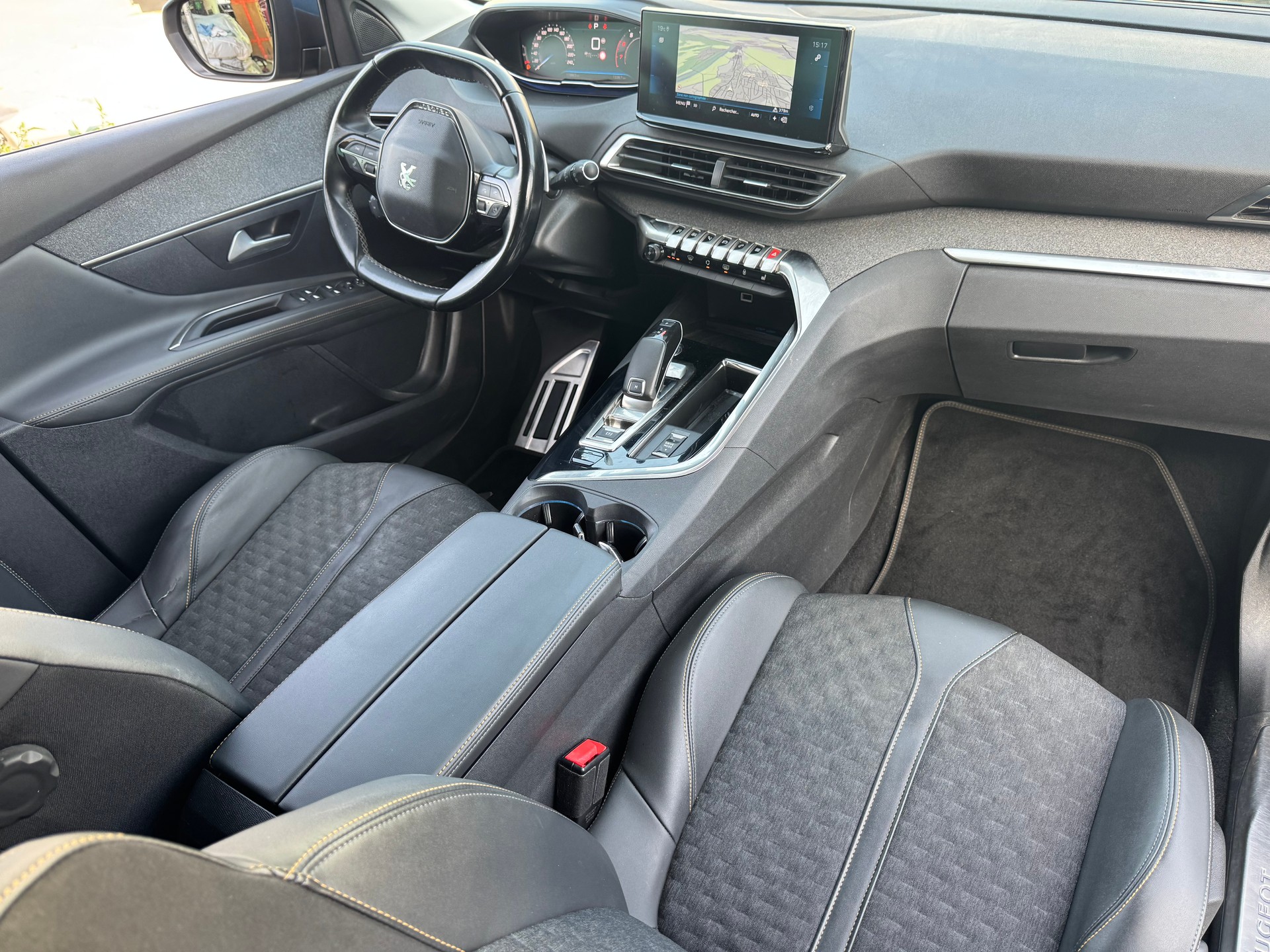 PEUGEOT 3008 1.2 PureTech Road Trip EAT8-image-7