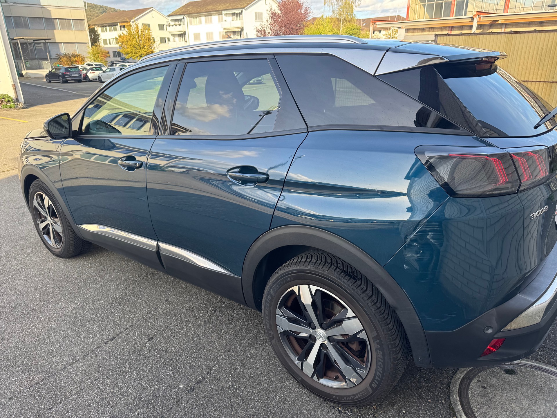 PEUGEOT 3008 1.2 PureTech Road Trip EAT8-image-3