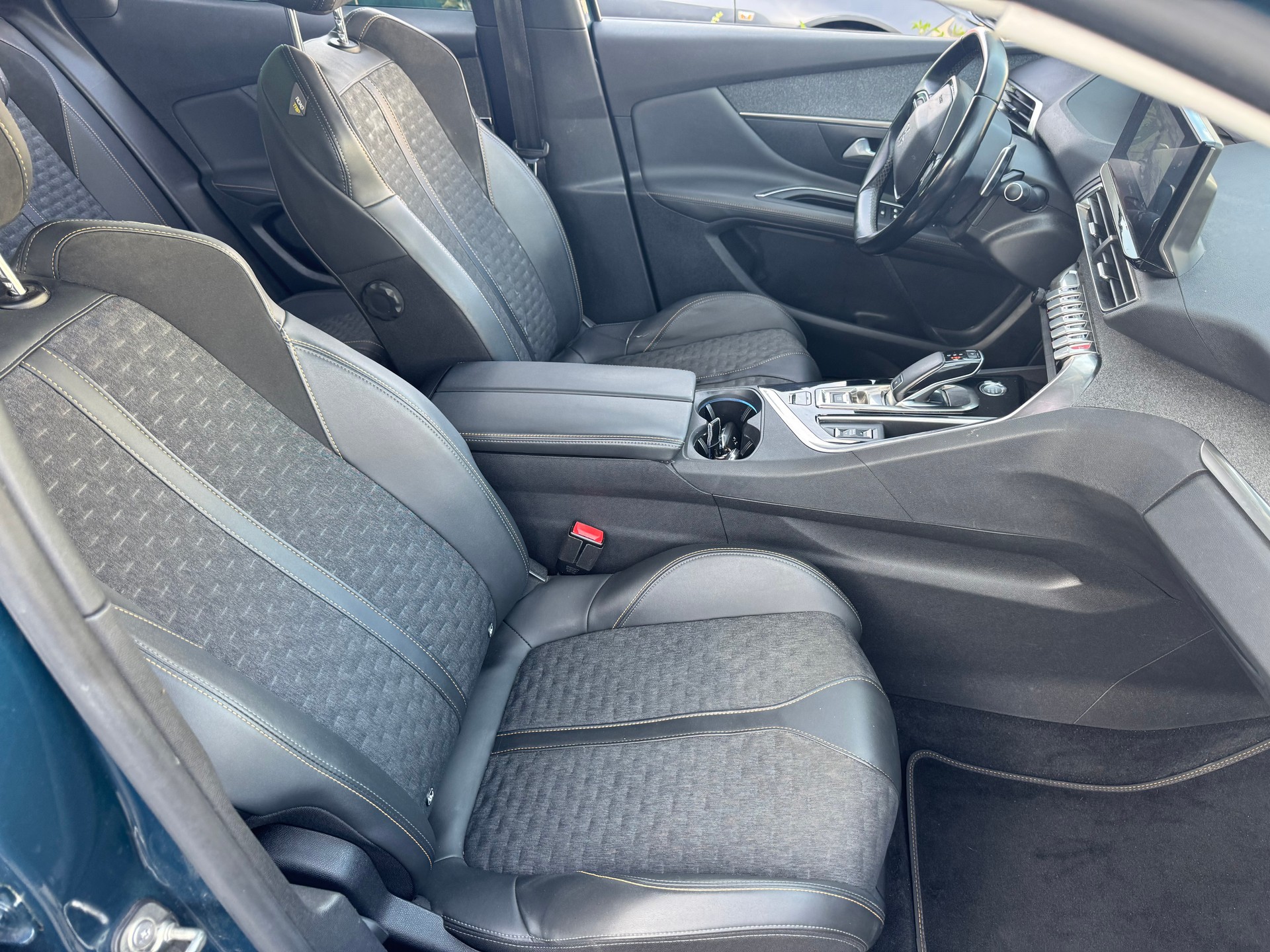 PEUGEOT 3008 1.2 PureTech Road Trip EAT8-image-6