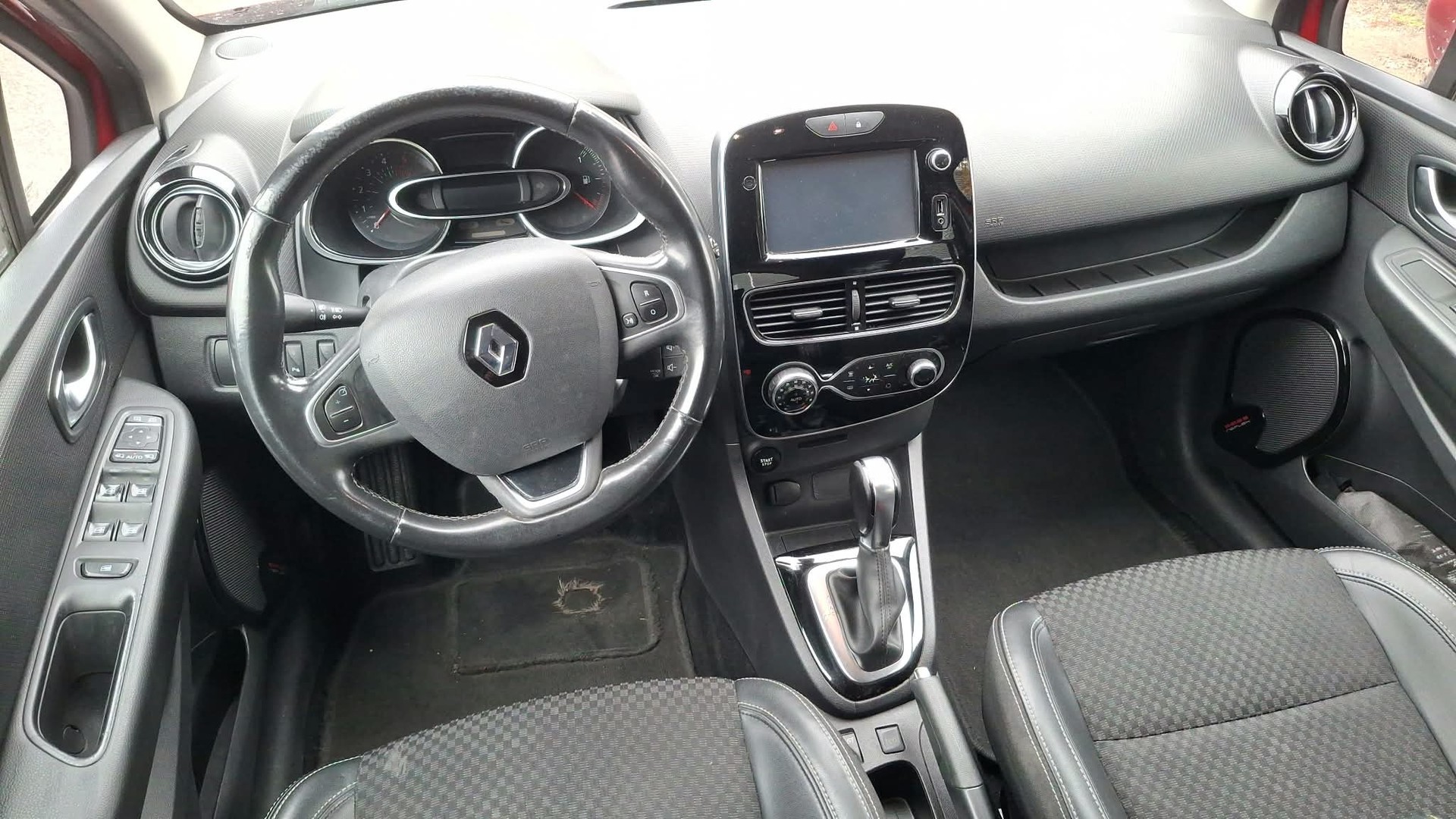 RENAULT Clio 1.5 dCi Swiss Edition EDC-image-8