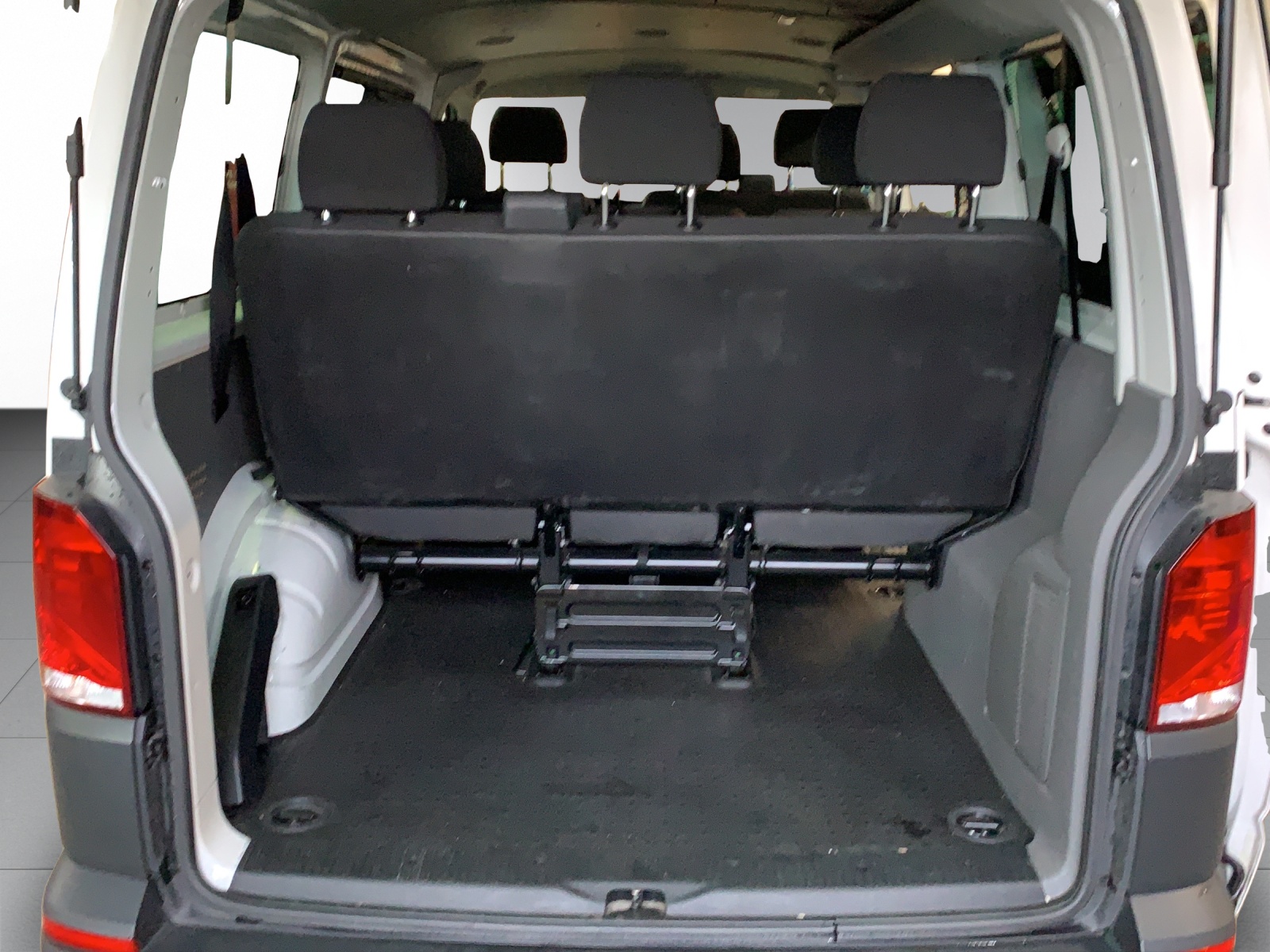 VW T6.1 2.0 TDI DSG-image-9