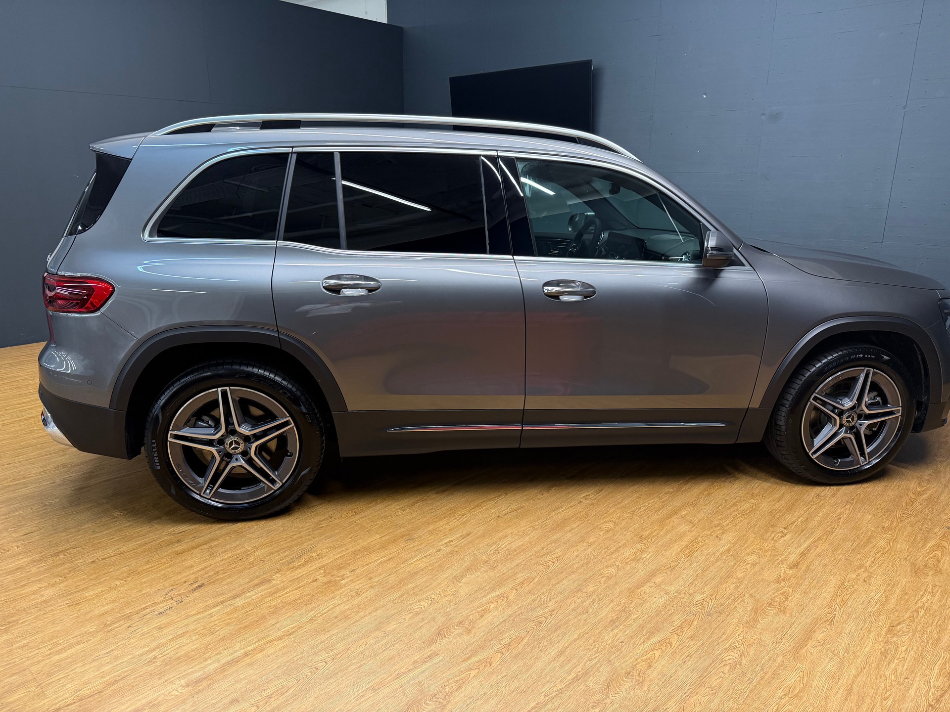 MERCEDES-BENZ GLB 220 d 4M - AMG / DISTRONIC / Rückfahrkamera / AHK / Memory-image-6