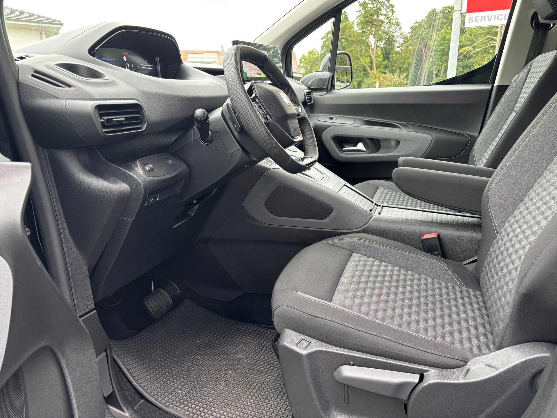 PEUGEOT Rifter 1.5 HDi GT EAT8-image-11