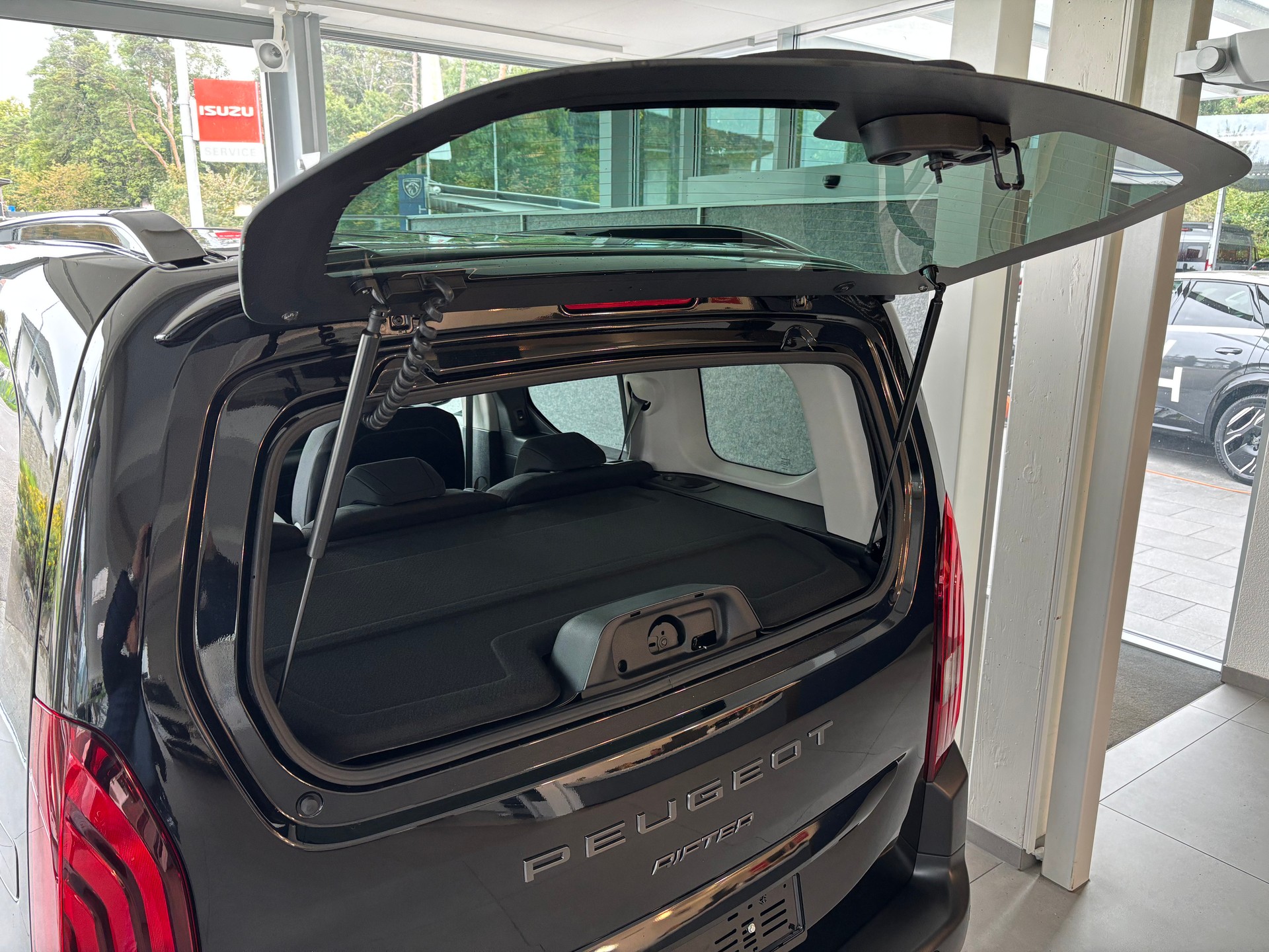 PEUGEOT Rifter 1.5 HDi GT EAT8-image-14