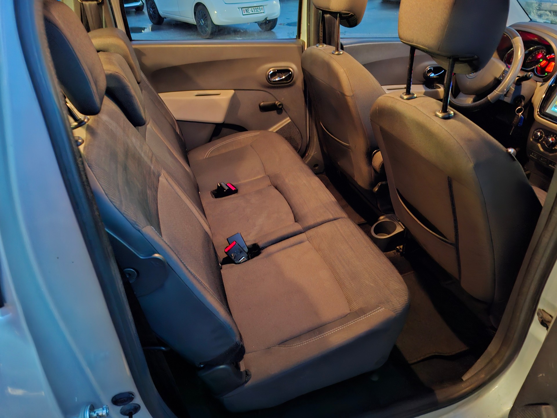 DACIA Lodgy 1.5 dCi Lauréate 7PL-image-7