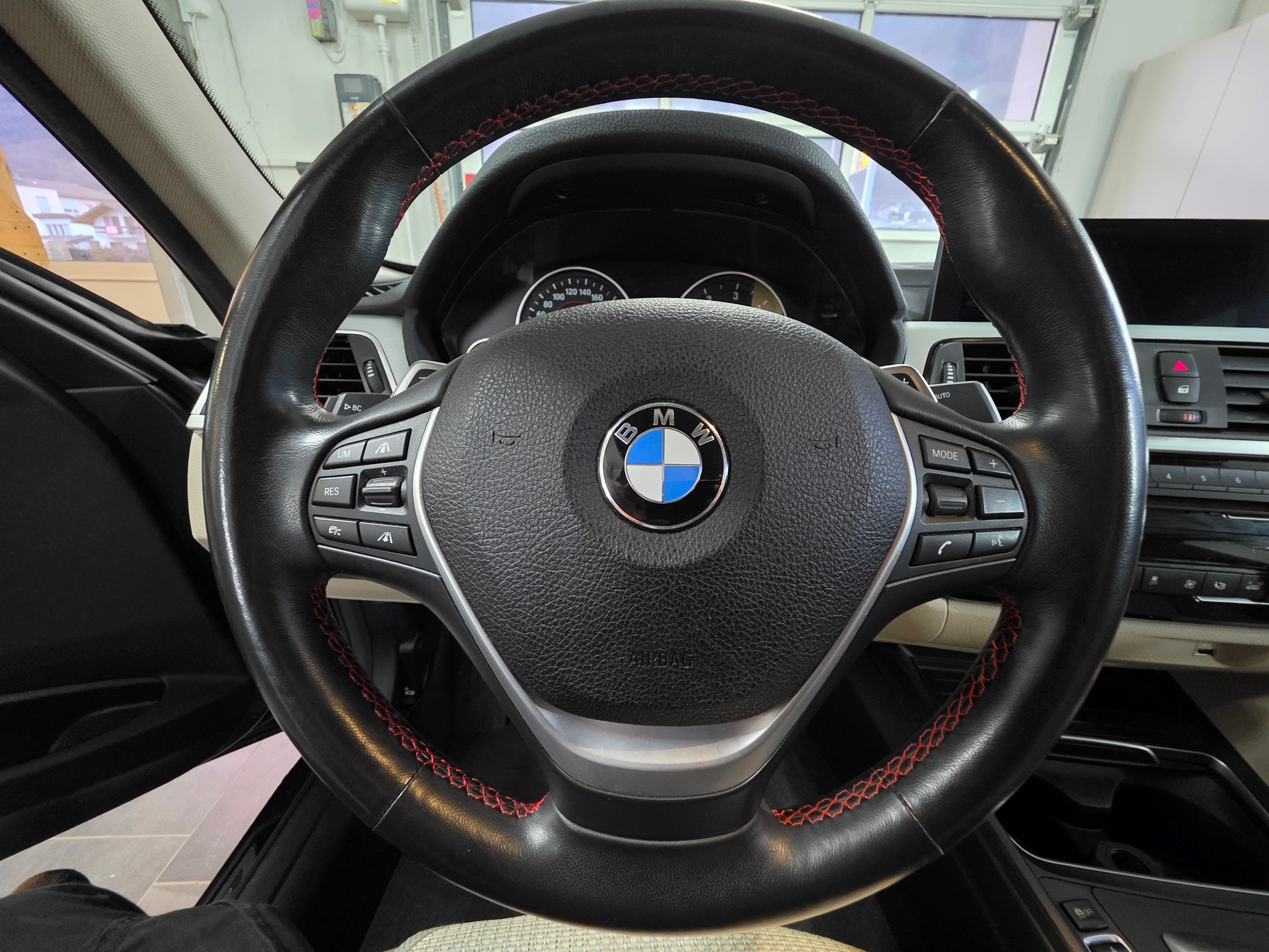 BMW 320d xDrive Edition Sport Line Steptronic-image-12