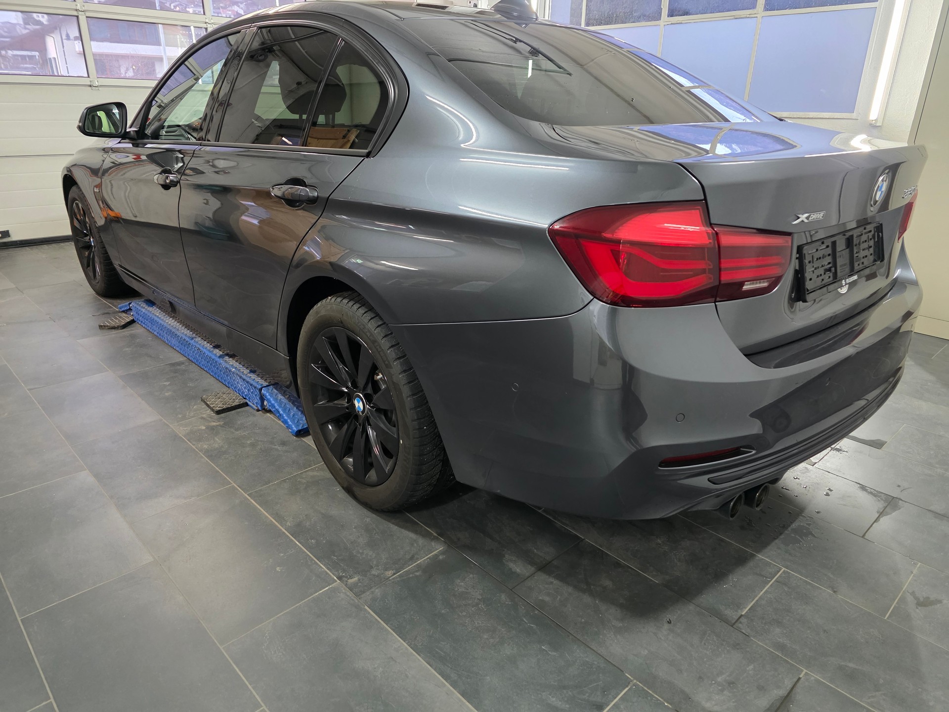 BMW 320d xDrive Edition Sport Line Steptronic-image-5