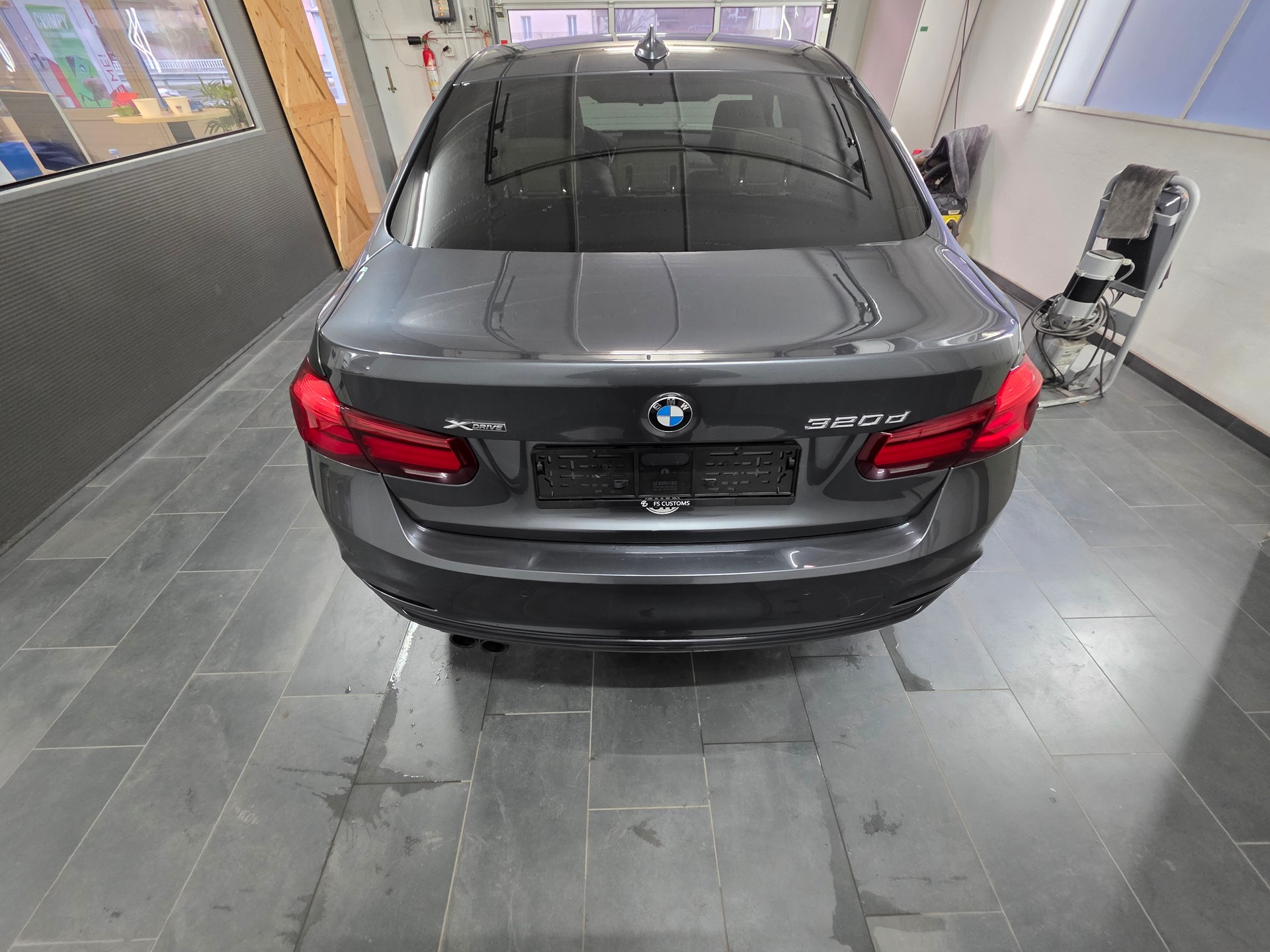 BMW 320d xDrive Edition Sport Line Steptronic-image-4