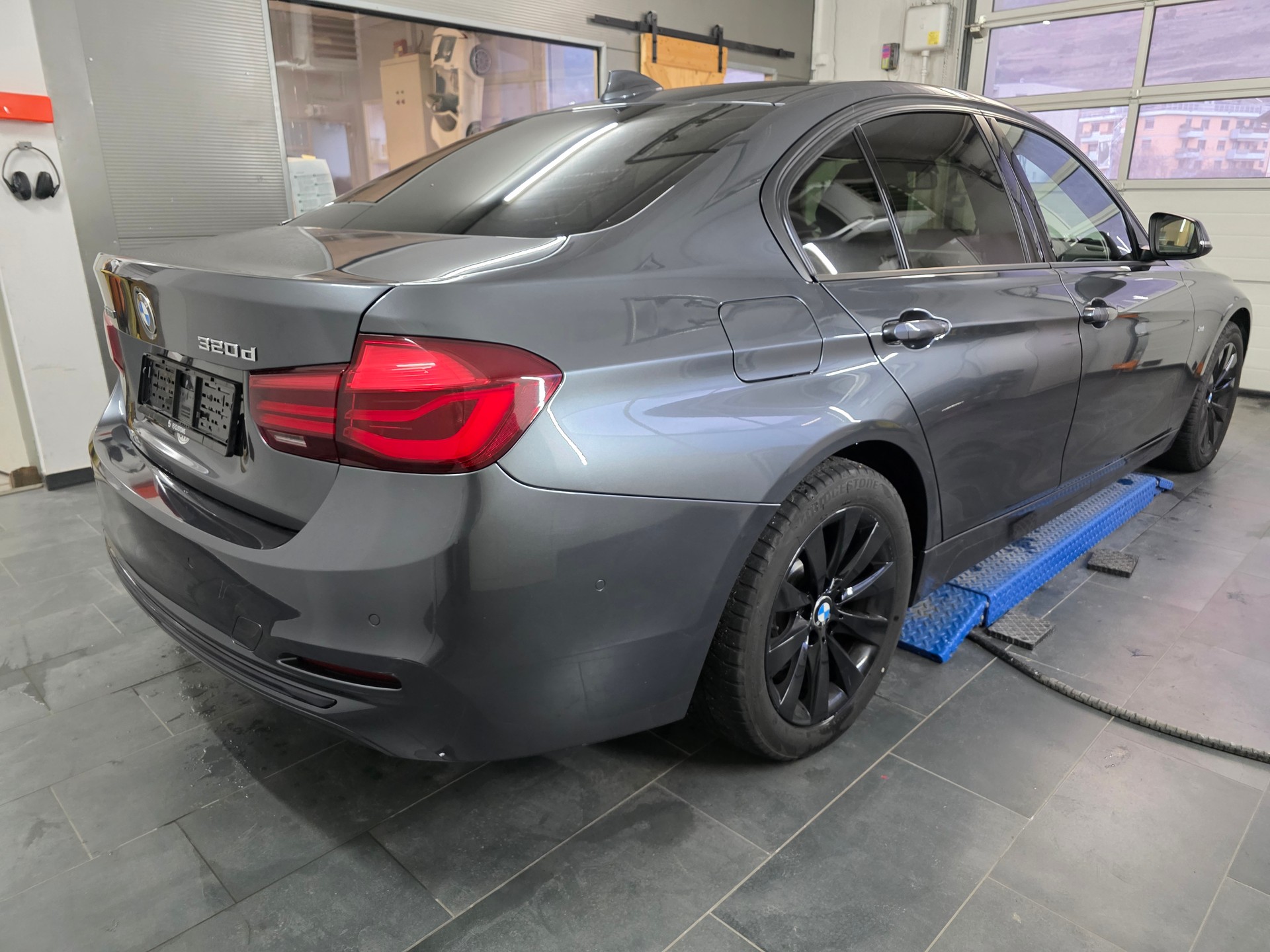 BMW 320d xDrive Edition Sport Line Steptronic-image-3