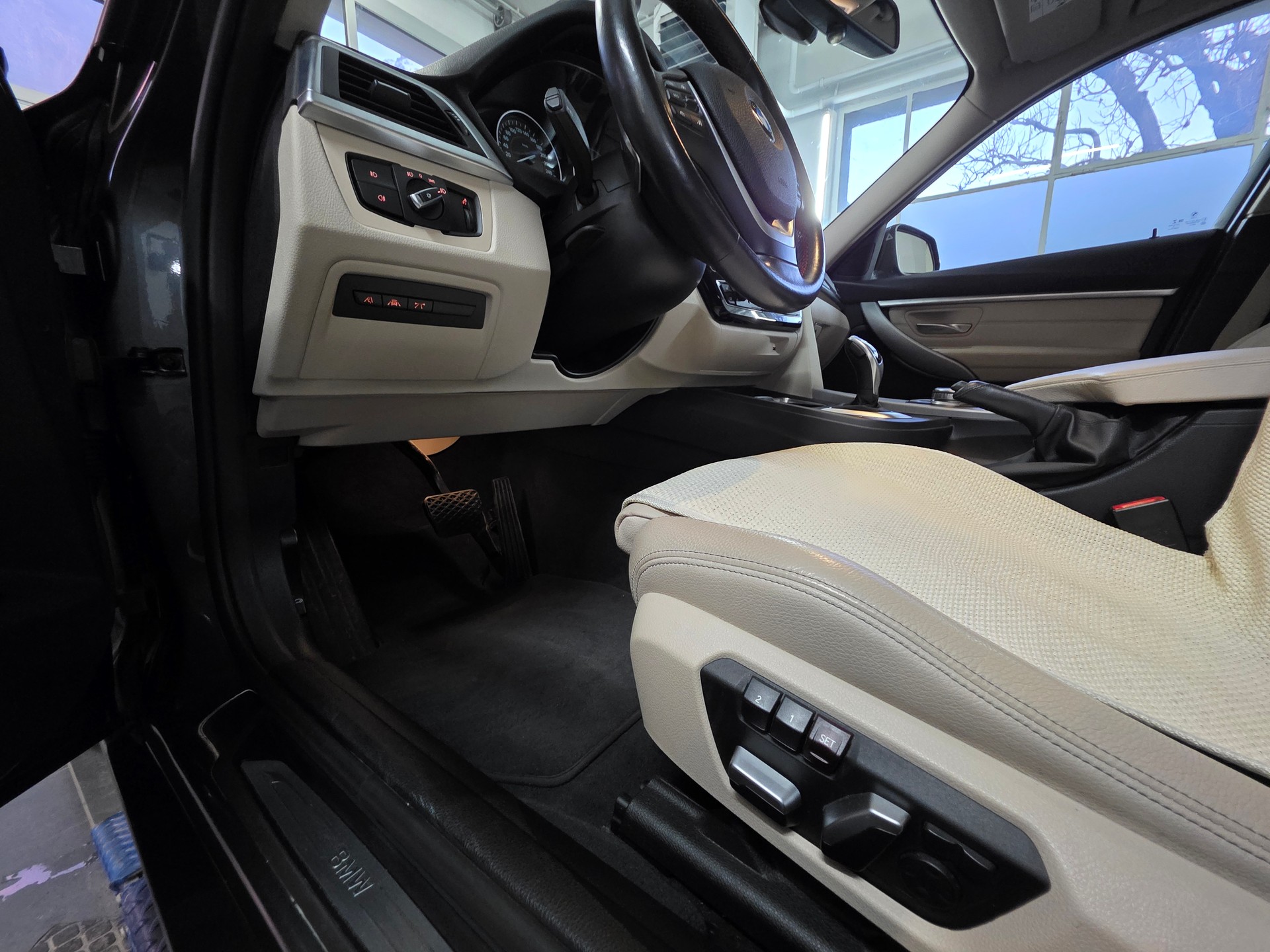 BMW 320d xDrive Edition Sport Line Steptronic-image-9